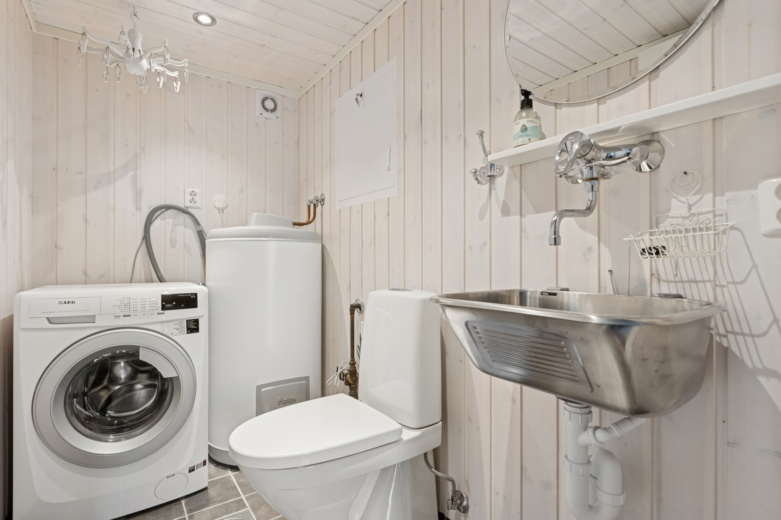 Vis-a-vis badet finner vi separat vaskerom, også dette rommet utstyrt med klosett. Galleribilde