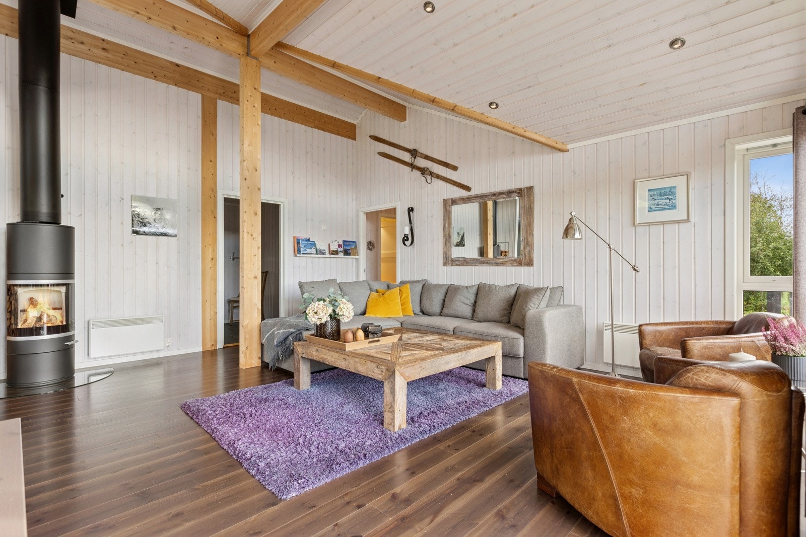 Stua er av sjenerøs størrelse og måler hele 32 kvm. Rommet byr på god høyde under taket og dimbare downlights i himlingen. Galleribilde