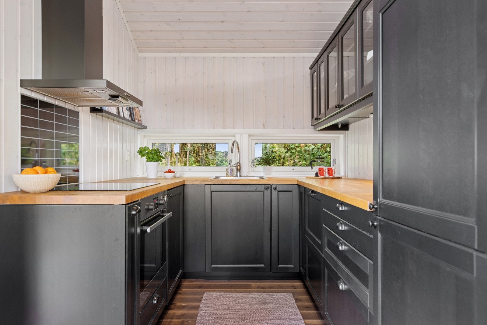 Kjøkkenet er fullt utstyrt med alt av hvitevarer. Her finner man integrert kompibskap, oppvaskmaskin, stekeovn og koketopp. Galleribilde