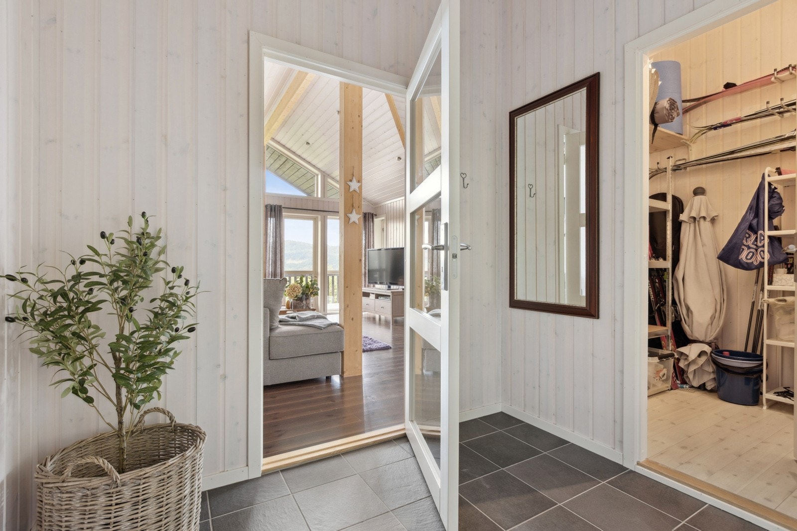 Velkommen inn! Entréen måler drøyt 5 kvm og er flislagt med varme i gulvet. Svært praktisk bod/garderoberom på hele 4 kvm i tilknytning til gangen. Galleribilde