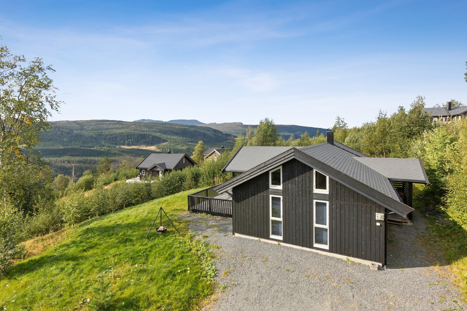 Kjørevei er det helt frem til hytteveggen og det er god plass til flere biler på den gruslagte gårdsplassen. Galleribilde