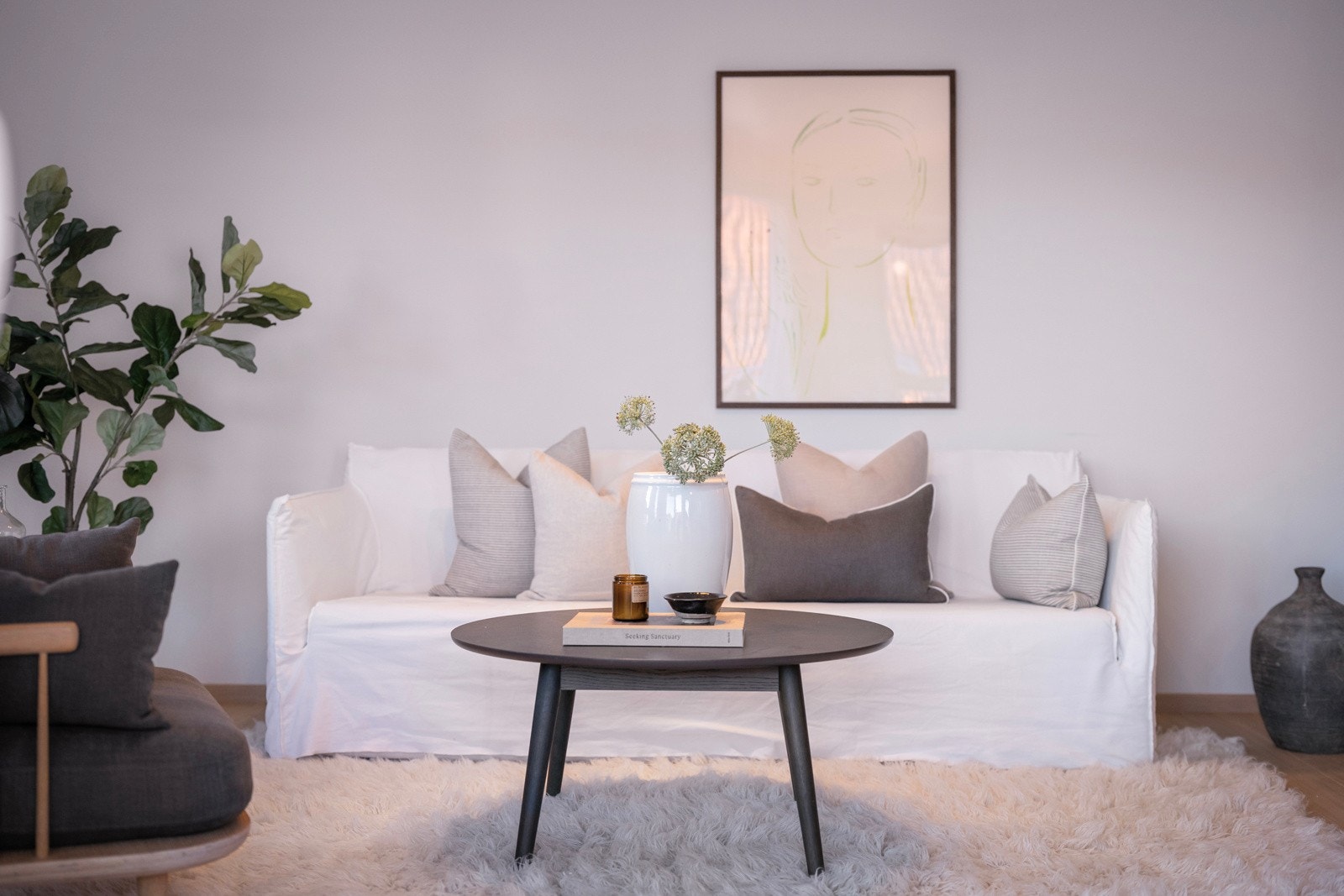 Hele rommet er nylig malt og har nytt herdet tregulv som gir et eksklusivt preg. Galleribilde