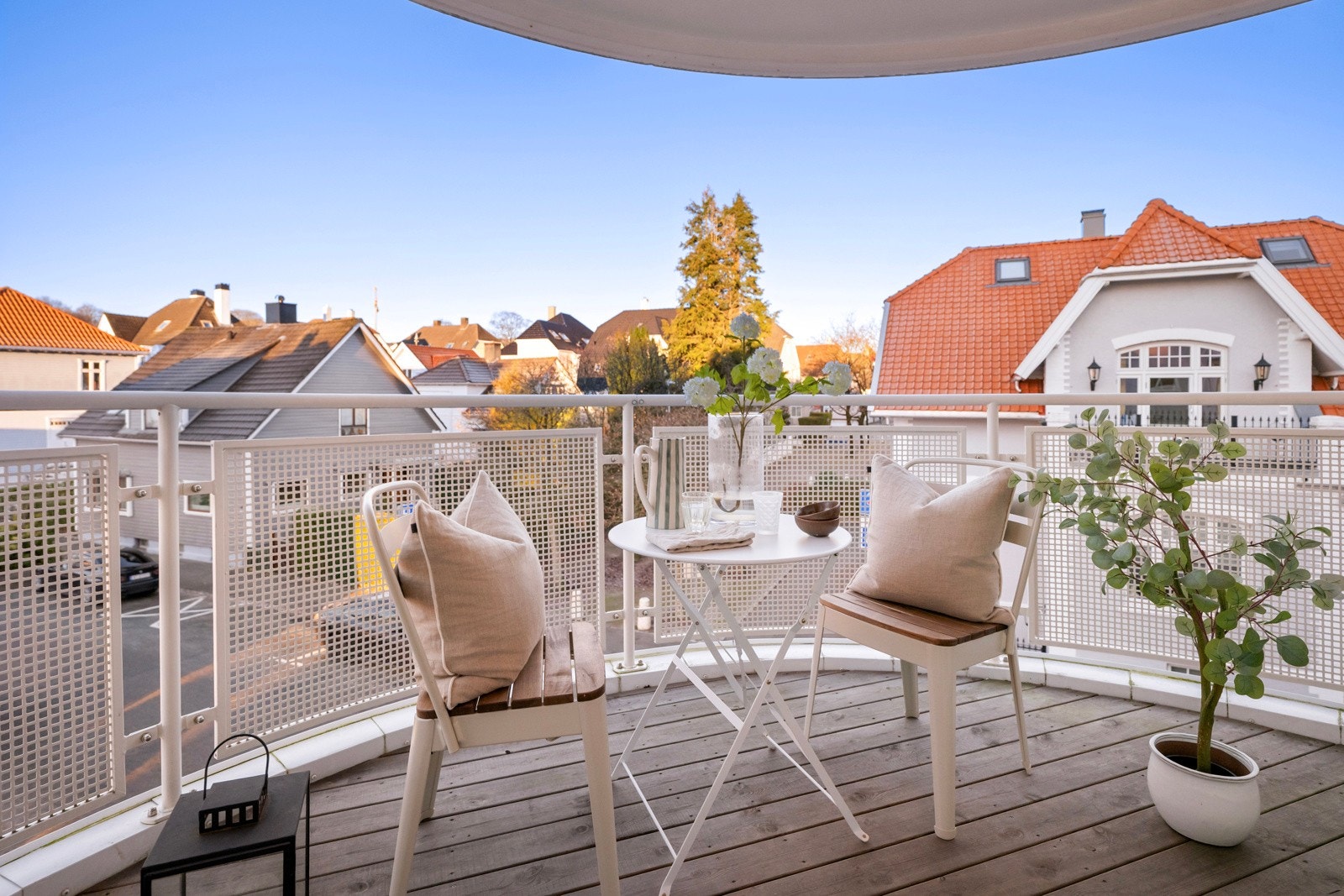 Balkongen har bra med plass til hagemøbler i hyggelige omgivelser. Galleribilde