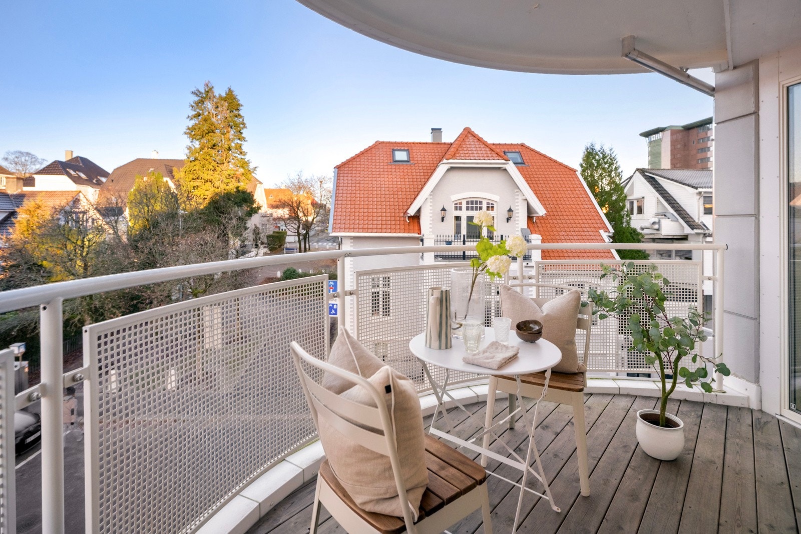 Her kan du nyte gode solforhold fra ca. 14-22 på sommerstid. Galleribilde