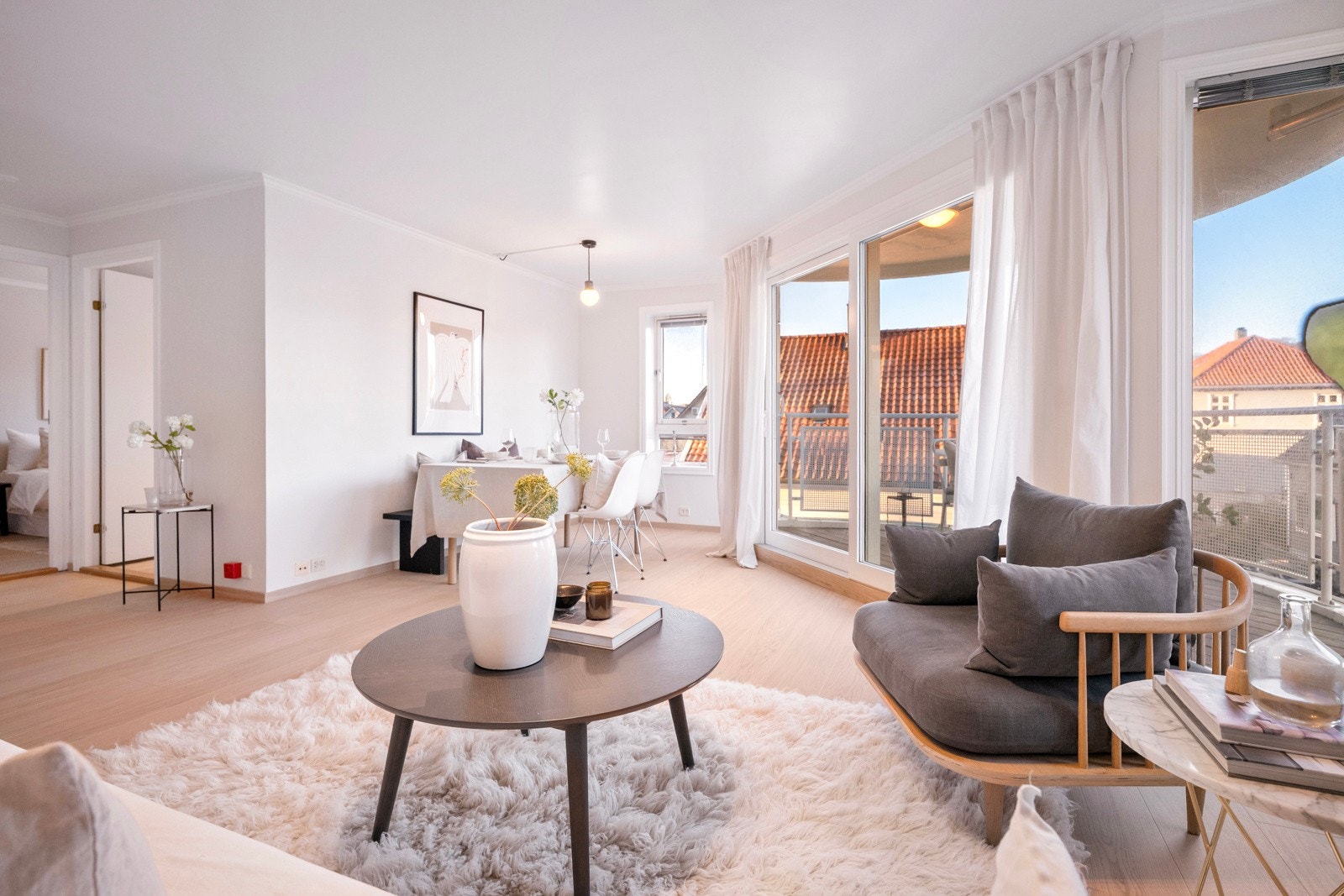 Stuen er et lyst og luftig samlingspunkt med store vindusflater som gir rikelig tilfang av dagslys Galleribilde