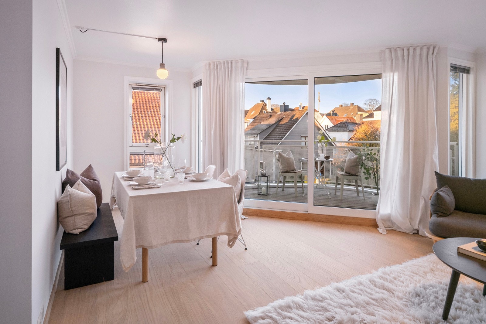 I stuen har du god plass til en romslig spiseplass. Galleribilde