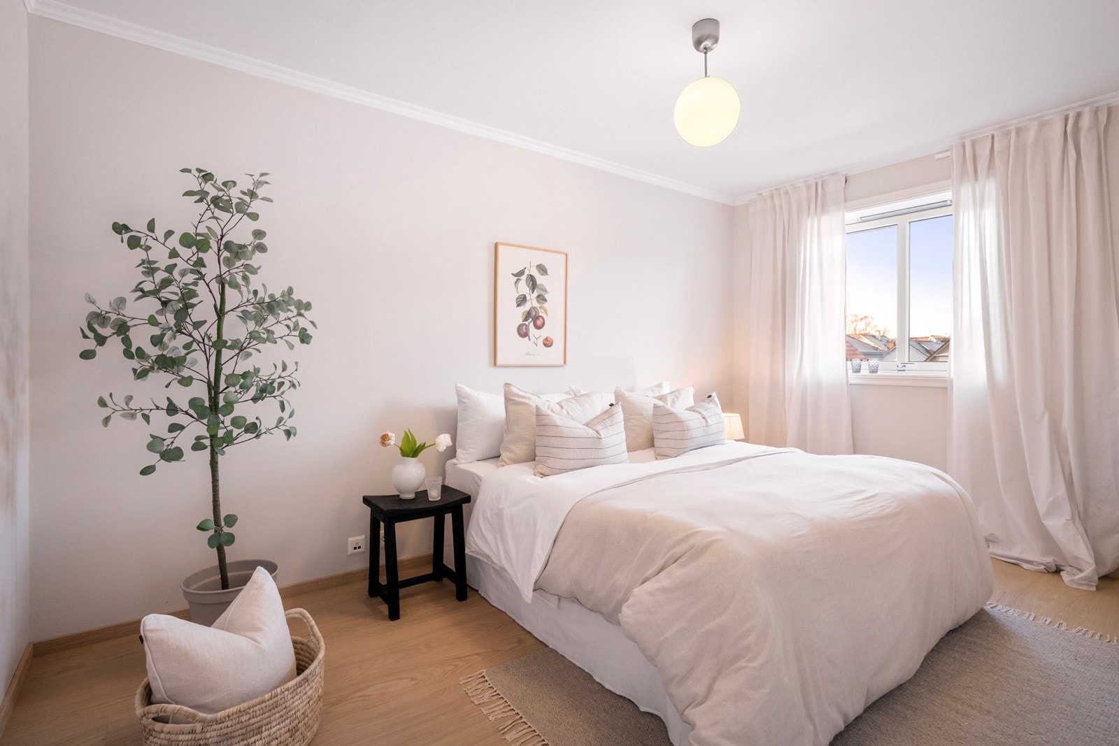 Leiligheten har to fine soverom i lune, moderne fargetoner og med nytt gulv. Galleribilde