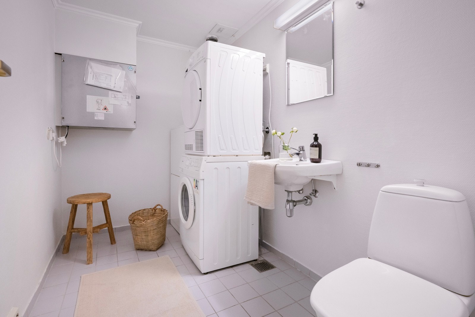 Det separate vaskerommet/tekniske rommet har toalett, servant, opplegg for vaskemaskin og tørketrommel. Galleribilde