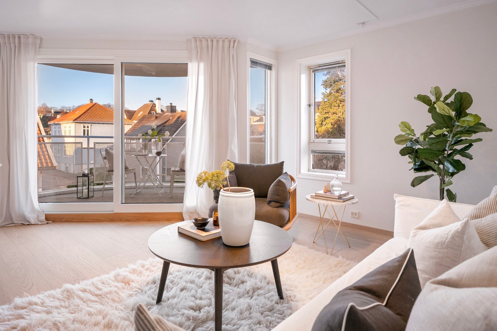 Fra stuen har du direkte utgang til balkongen, som virkelig løfter romfølelsen og knytter inne- og uteområdet sømløst sammen. Galleribilde