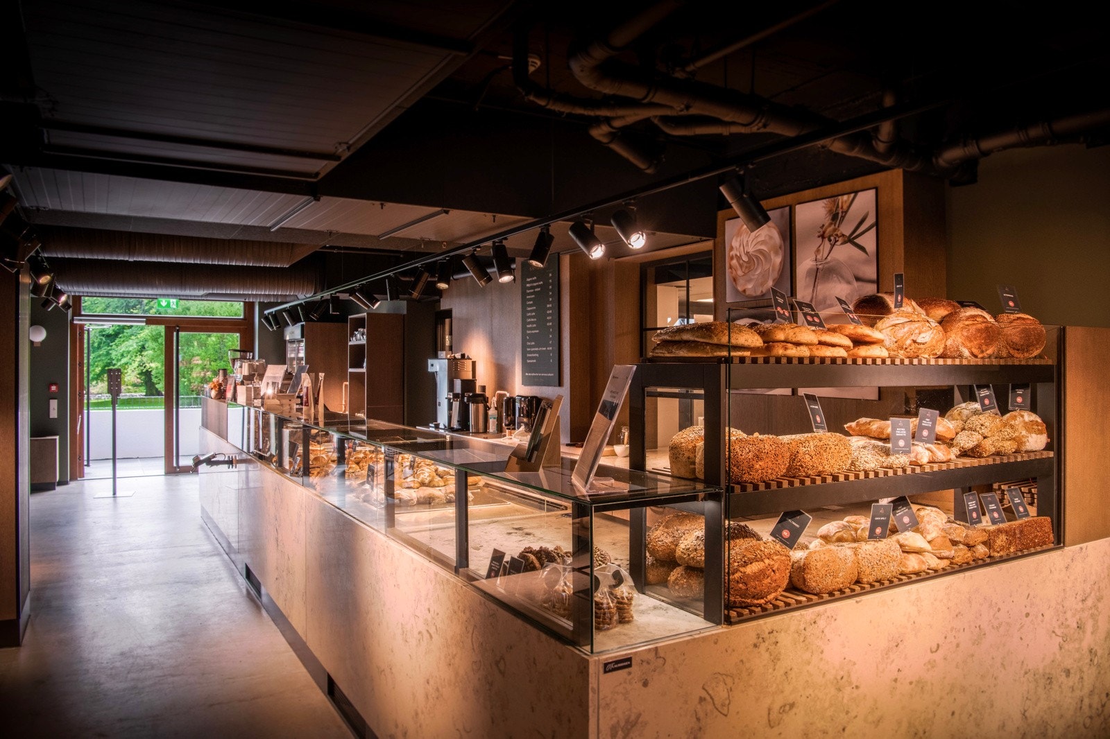 Nærmeste kjøpesenter er Herbarium, men det er også kort vei til Arkaden og Magasinblaa. Galleribilde