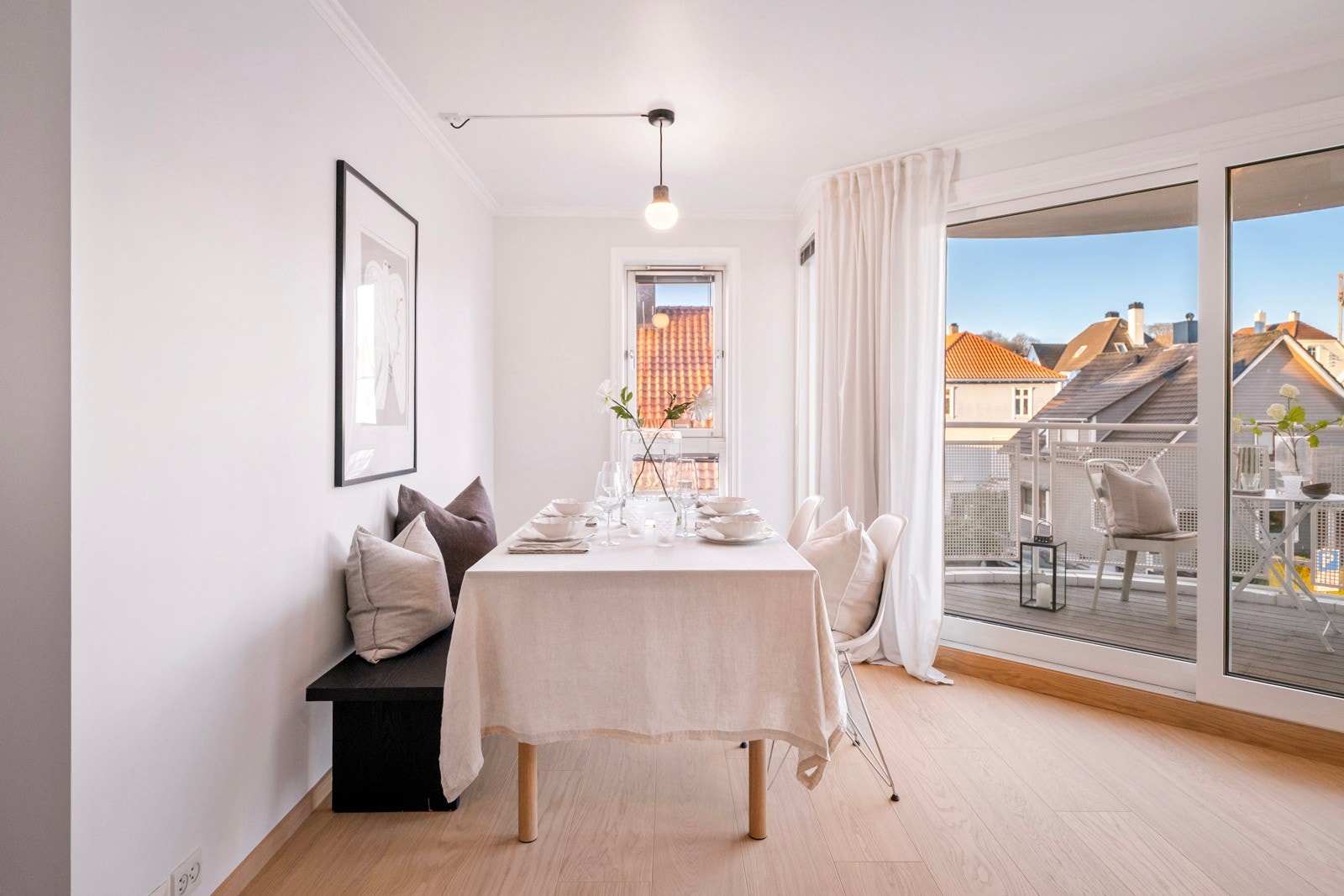 Dette er en spiseplass som virkelig inviterer til lange helgefrokoster, middager med venner og rolige hverdagsmåltider. Galleribilde