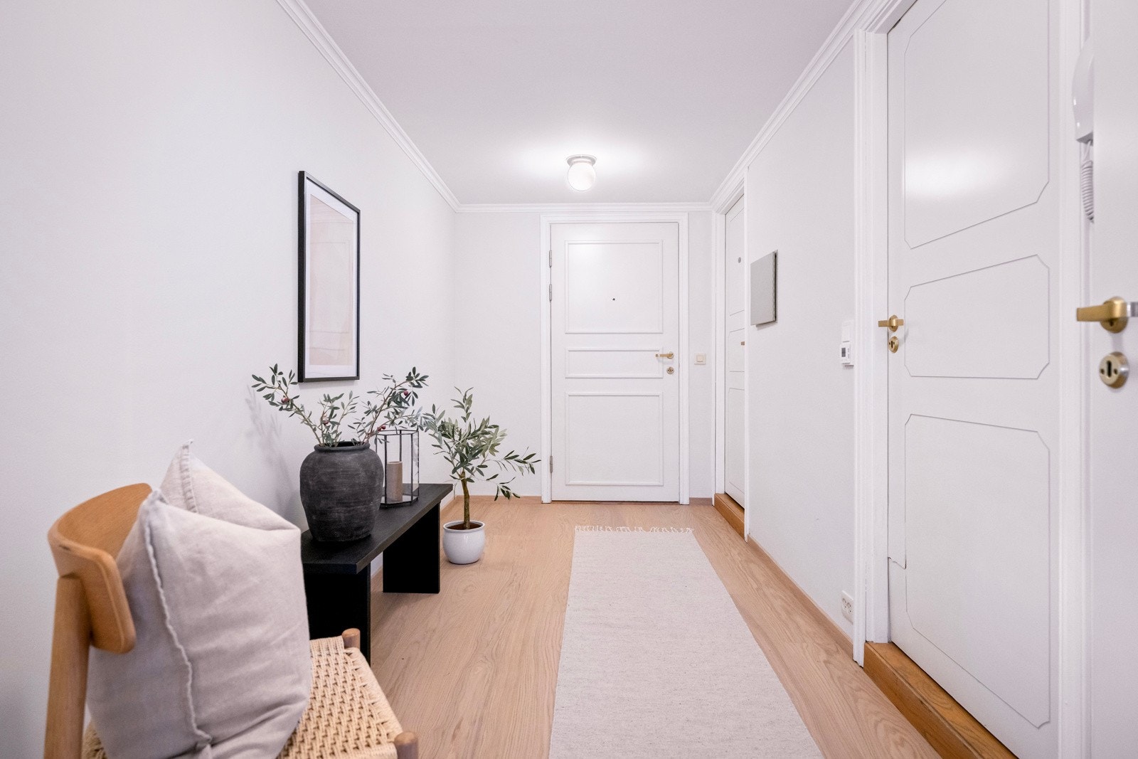 En romslig og innbydende entré ønsker deg velkommen inn. Galleribilde