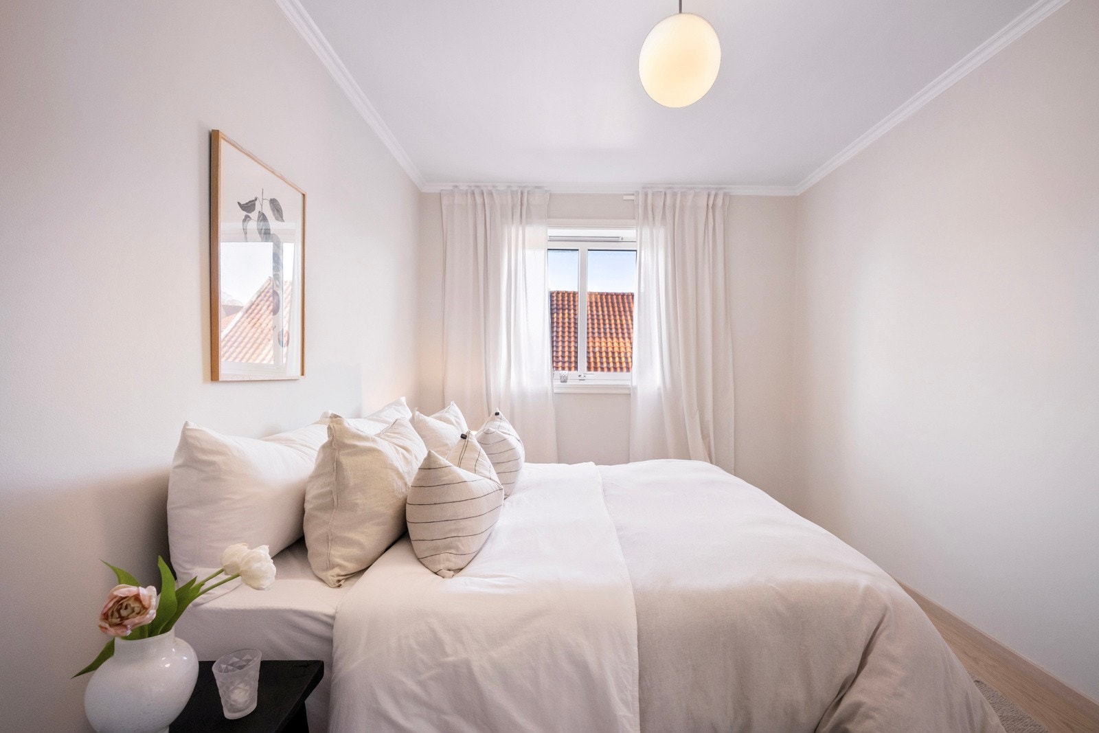 Hovedsoverommet er romslig, med god plass til dobbeltseng, nattbord og kommode. Galleribilde