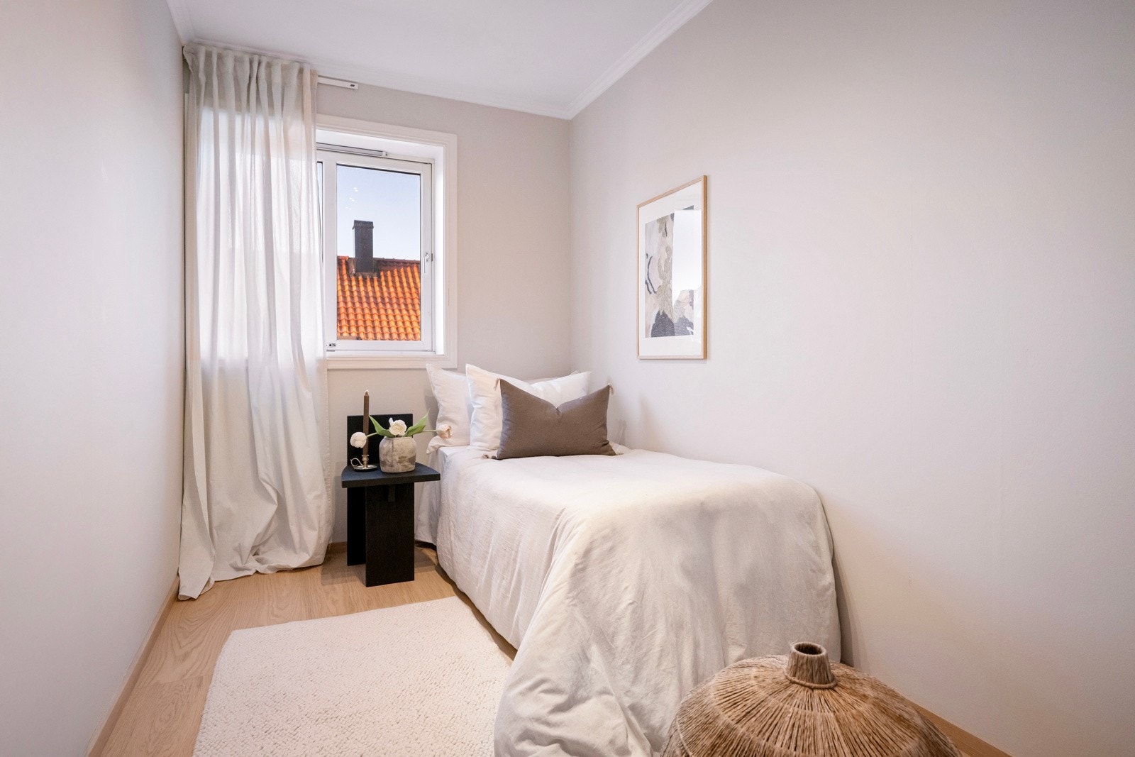 Det andre soverommet egner seg ypperlig som gjesterom, barnerom eller kontor, og har fin vindusflate som slipper inn godt lys. Galleribilde