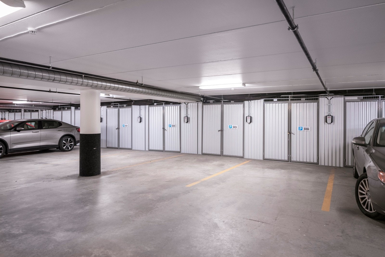 Parkering og bod i fellesareal/felles p-anlegg i underetasje, merket med 305. Galleribilde