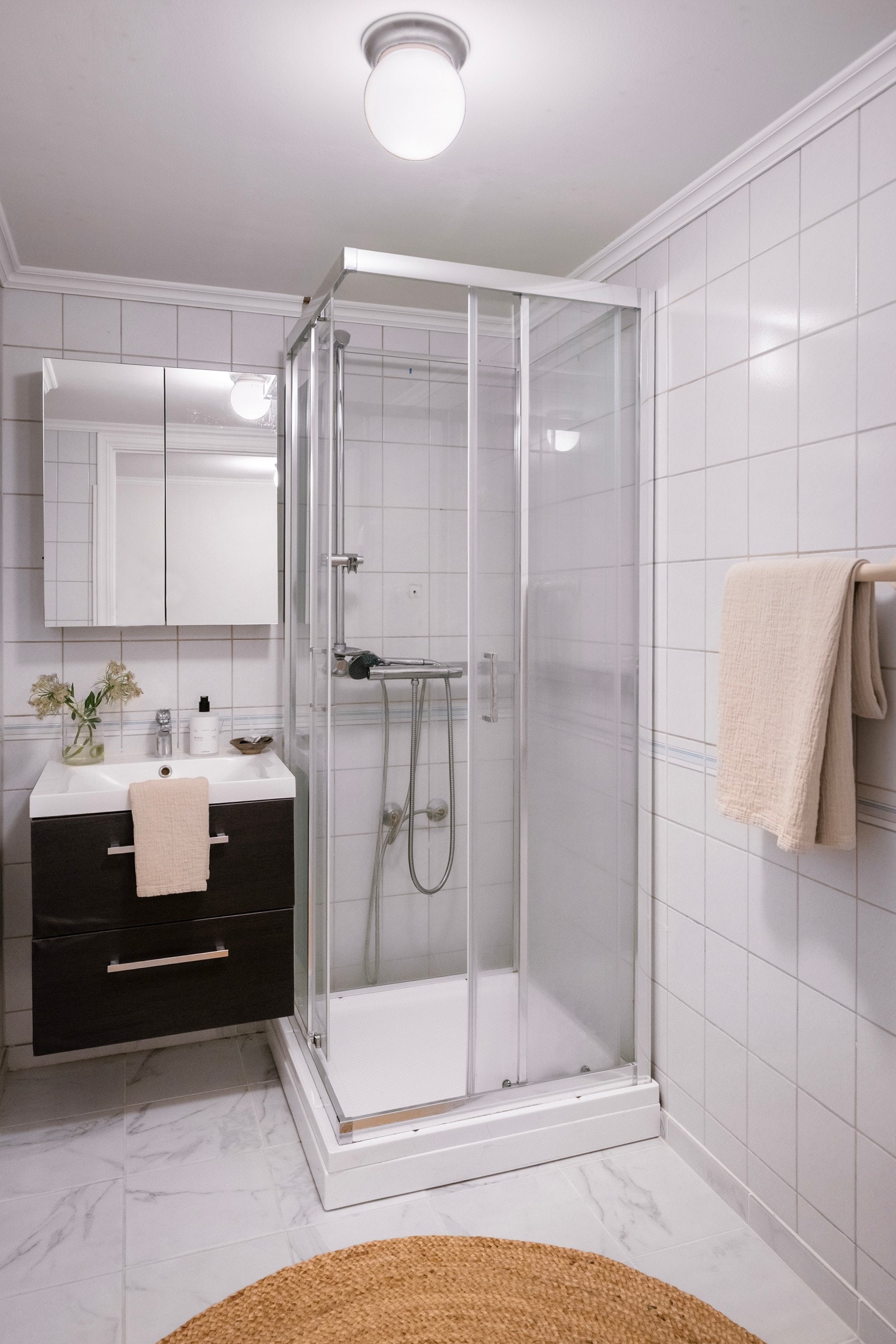 Gulvflisene er nye fra 2024, og badet har et moderne servantskap med speilskap over. Galleribilde