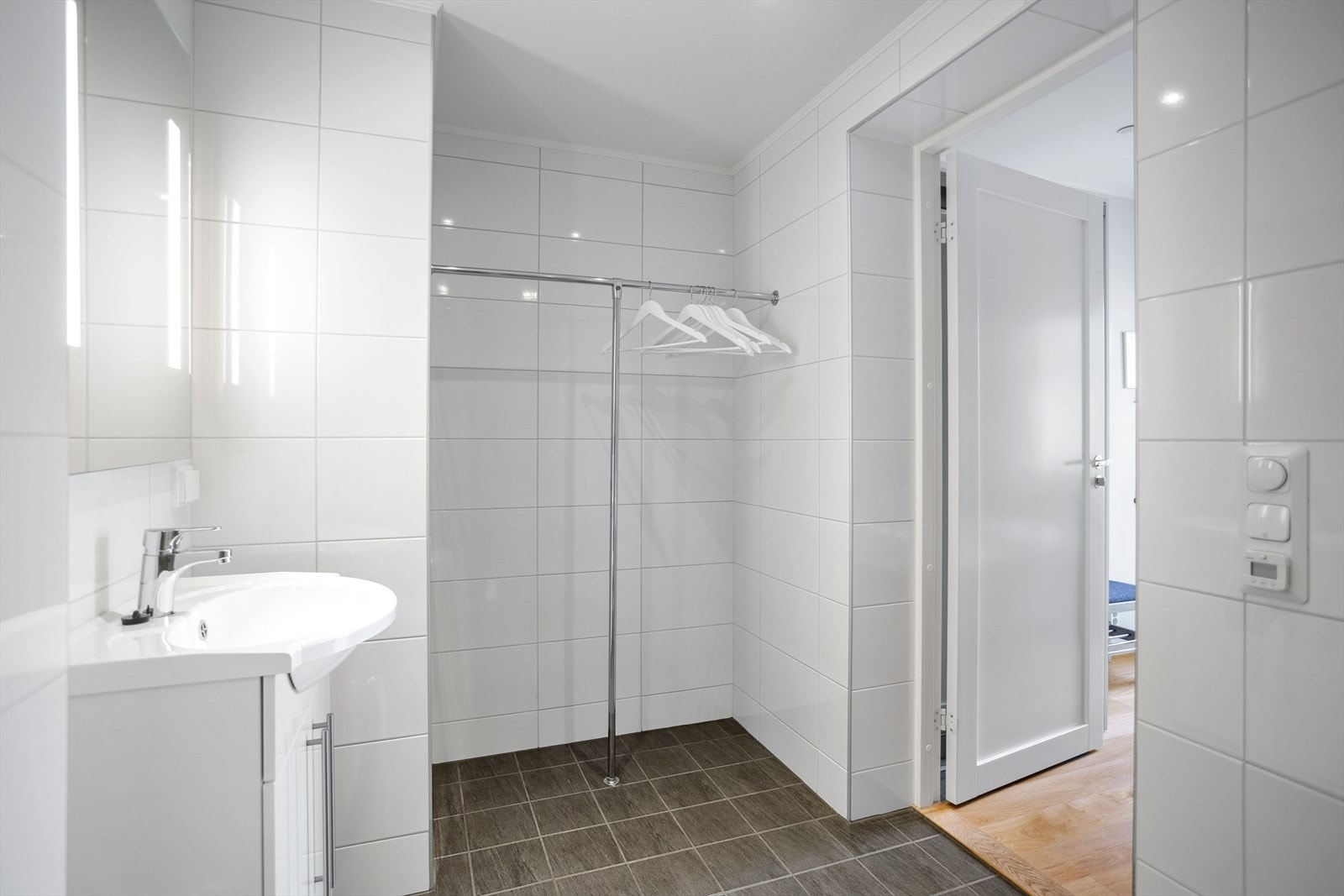 Gjesterom kan reserveres for tre netter, og kan forlenges dersom rommet er ledig. Galleribilde