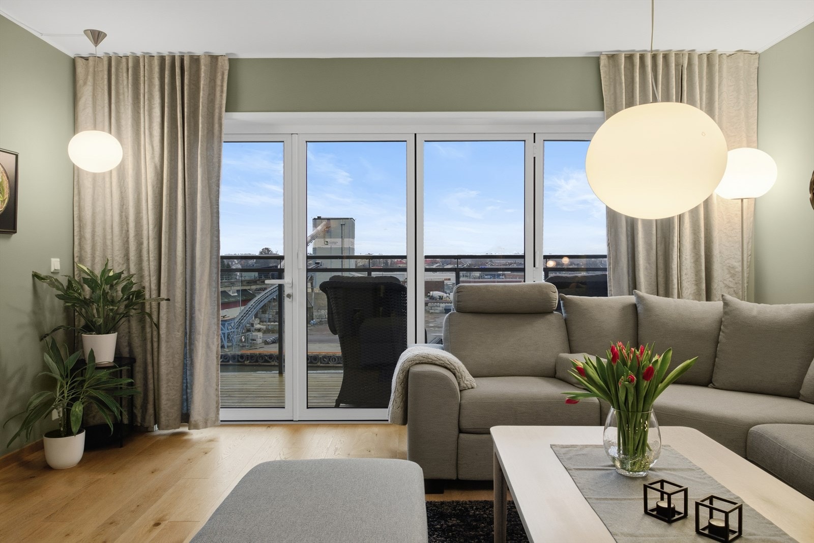 Åpner du den geniale foldedøren med i alt fire dørblad, får man følelsen av å sitte ute i friluft mot Kanalen selv inne i stuen. Alt av gardiner på soverom og i stuen er måltilpasset og montert på takskinner(Poulsson)- disse medfølger Galleribilde