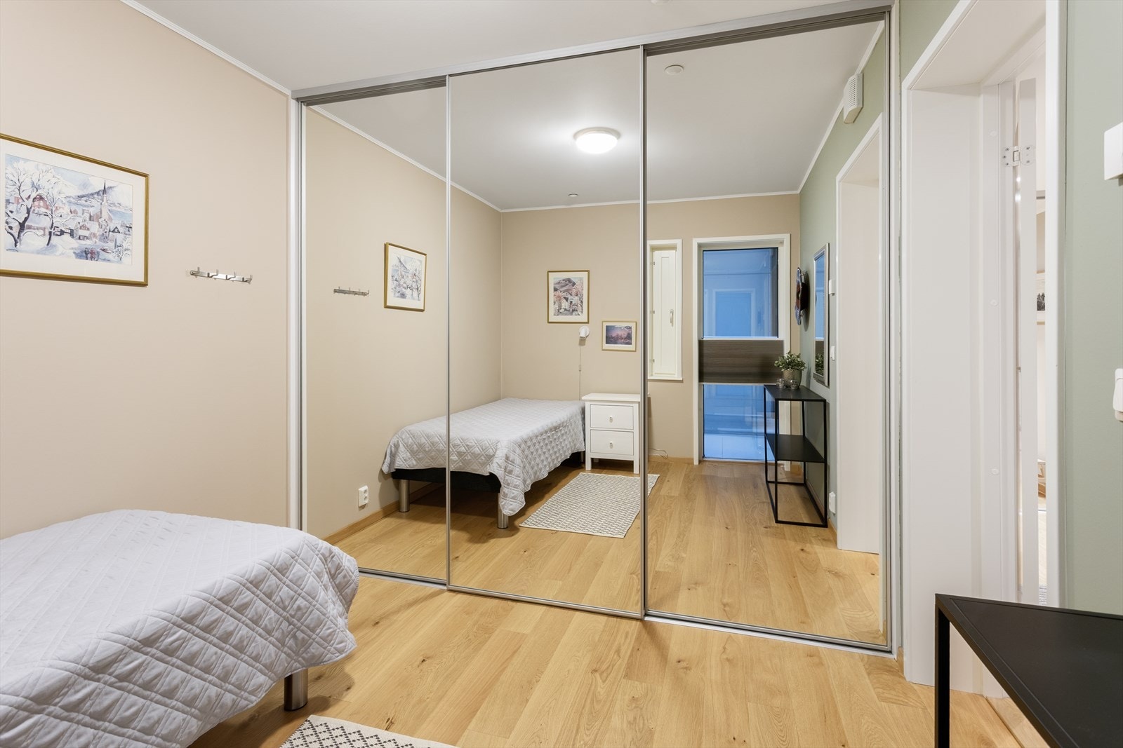 Det andre soverommet ligger i motsatt ende av leiligheten, og har på samme måte som hovedsoverommet plass til dobbeltseng. Galleribilde