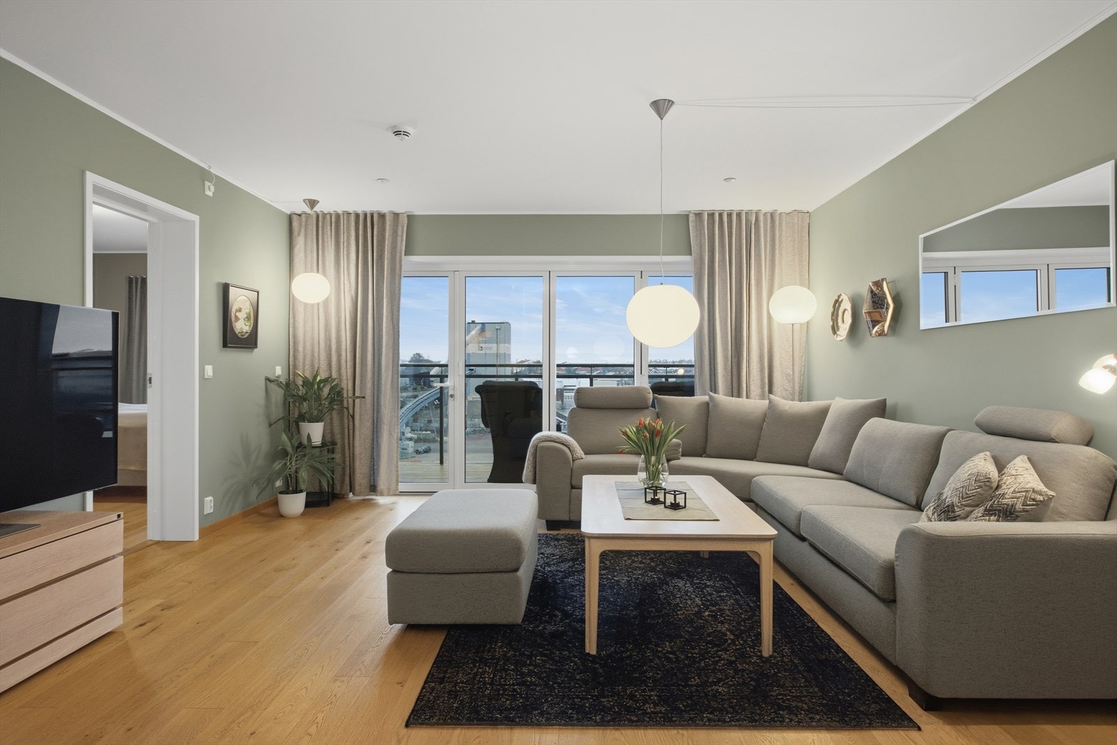 Med gjennomgående løsning mot kjøkkenet i motsatt ende av leiligheten kan man invitere til større venne-/familieselskap med plass til mange mennesker. Den store foldedøren tar deg ut til balkongen mot Kanalen. Galleribilde