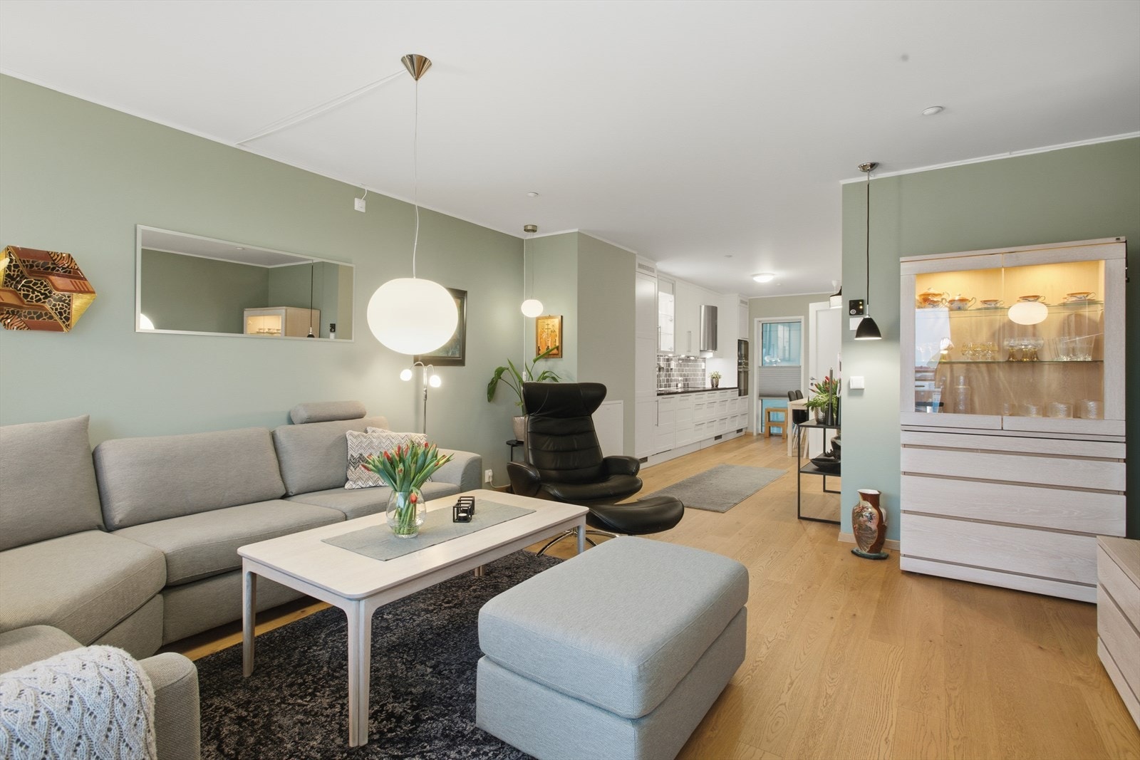 Leiligheten har gjennomgående planløsning og byr blant annet på en romslig stue-/spisestue med flere møbleringsalternativer og et flott kjøkken i motsatt ende av leiligheten. Galleribilde