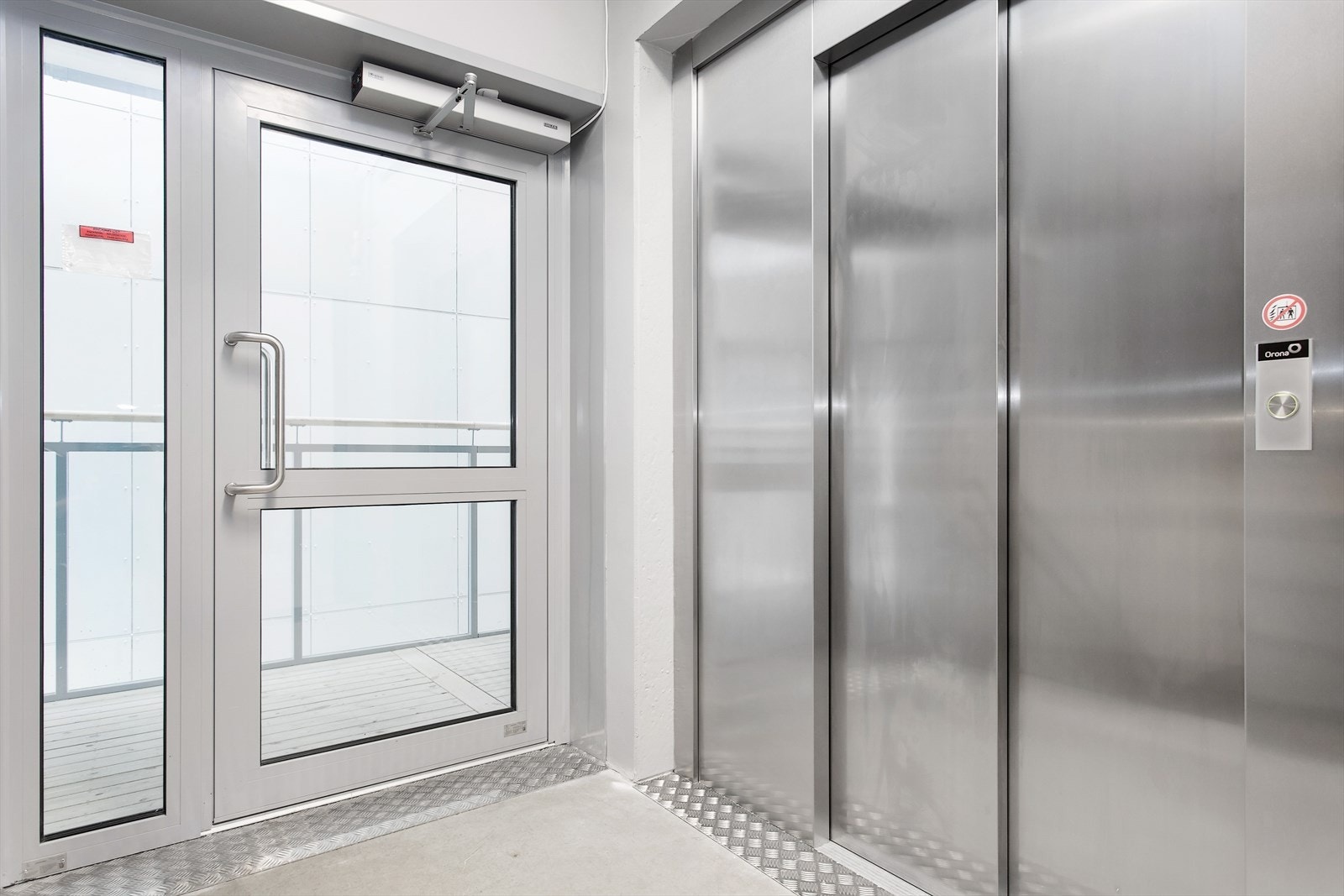 Leiligheten har adkomst i kort vei fra utgangen fra heisen i 5. etasje, fra felles svalgang. Ved adkomst fra garasjehall tar man heis (evt. trapp hvis ønskelig) direkte opp til etasjenivået/leiligheten. Galleribilde