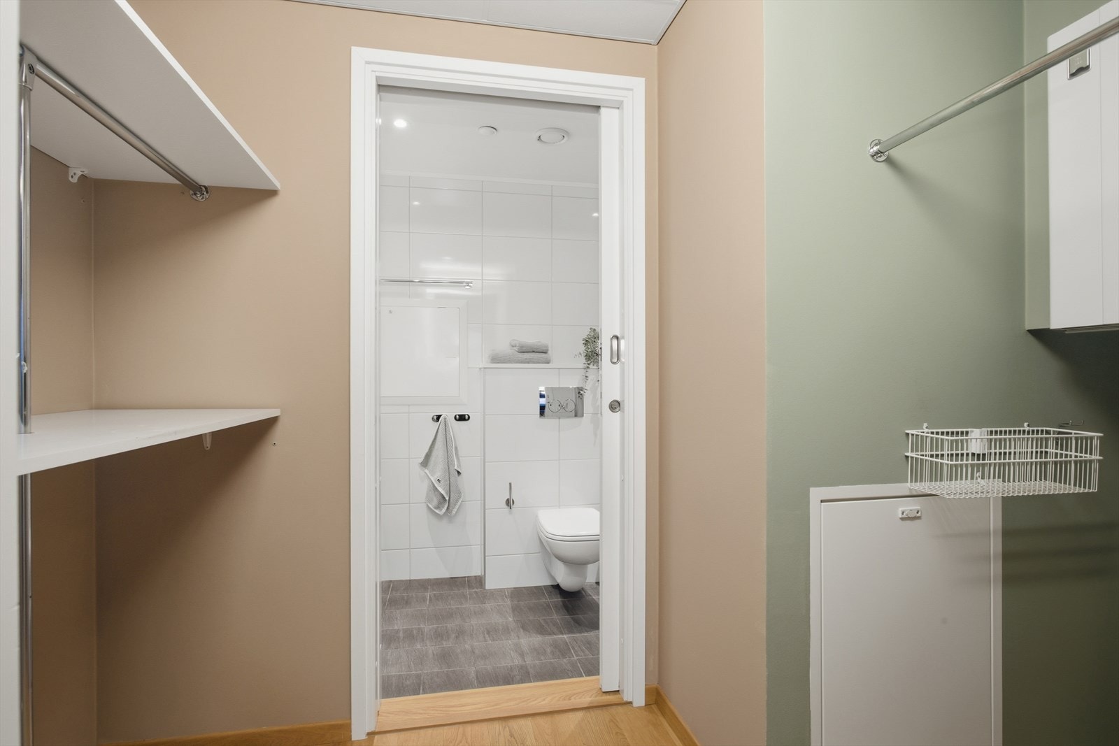 Sonen mellom soverommet og badet fungerer også fint helt eller delvis som bod dersom ønskelig. Galleribilde