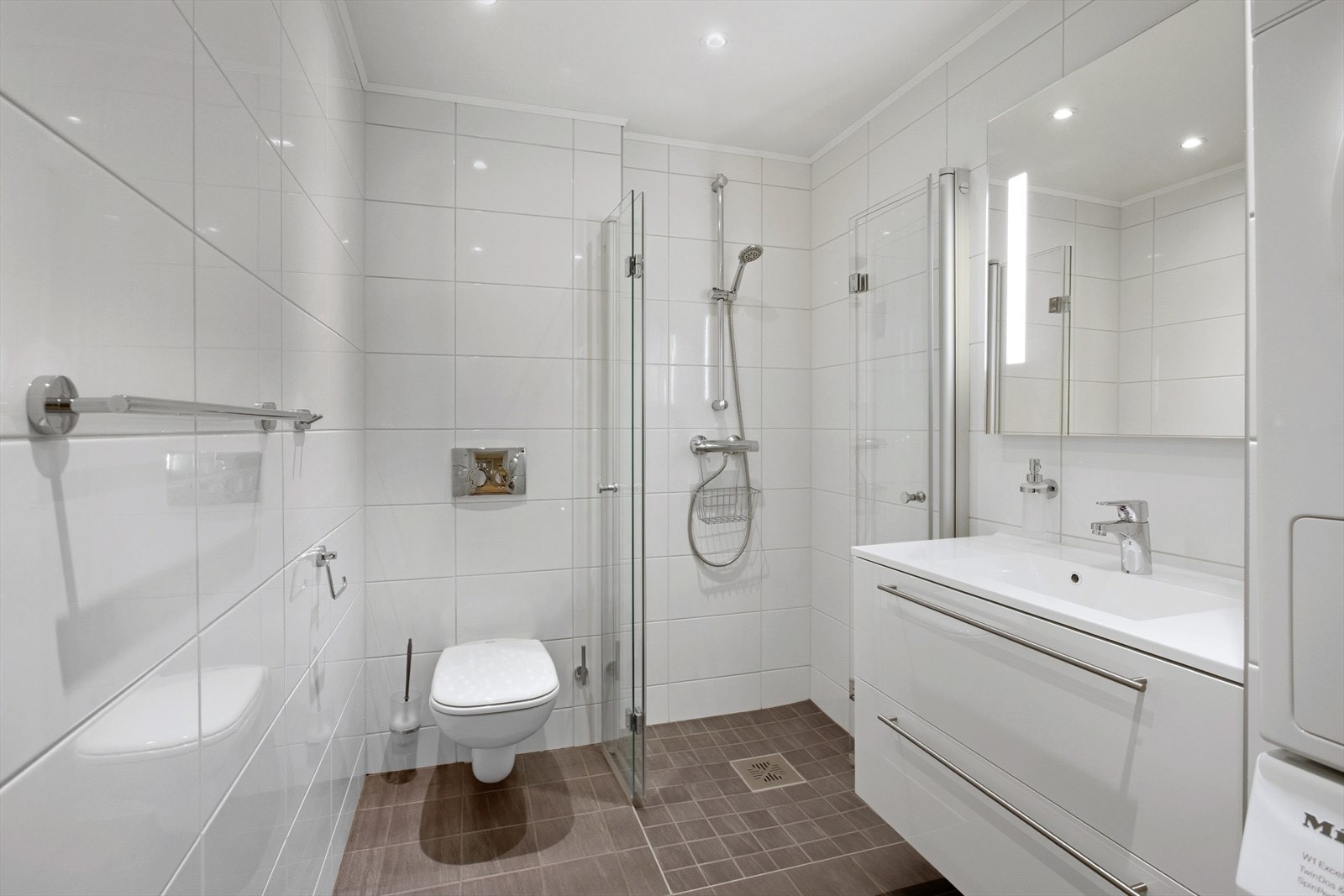 Hovedbadet har inngang fra entre/gang. Begge baderommene har vegghengte toaletter. Galleribilde