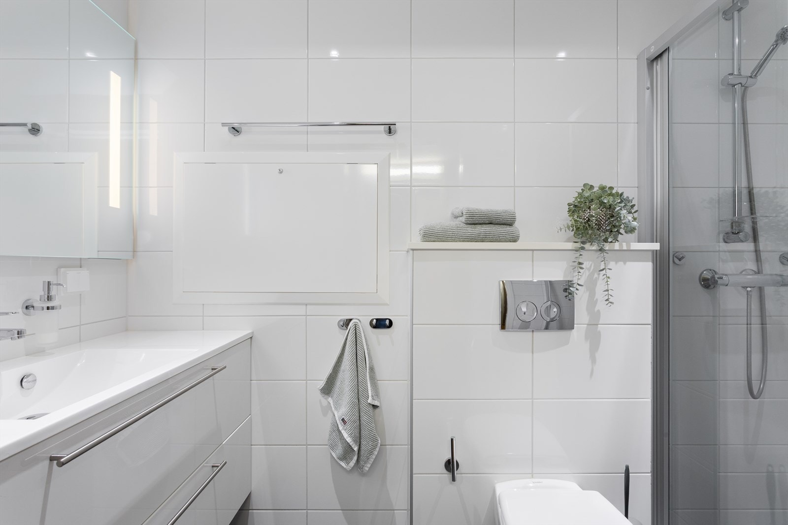 Et moderne bad skal også ha god lyssetting. Begge baderommene har derfor innfelte downlights med nivåjustering. Galleribilde