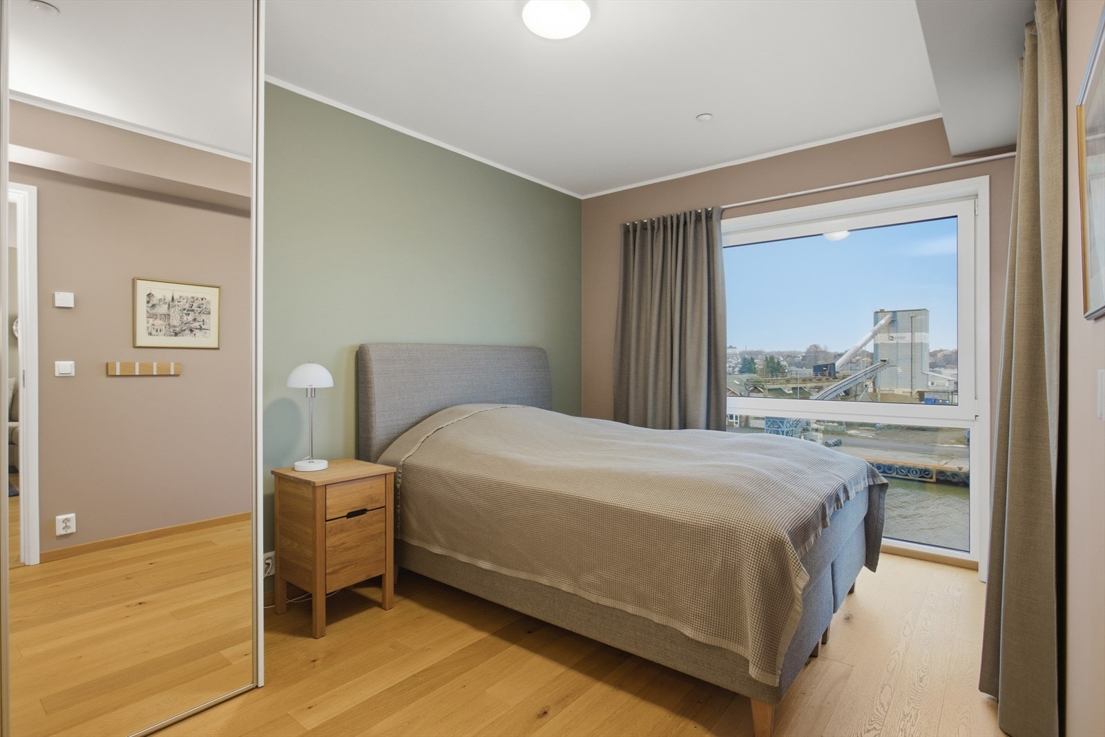 Hovedsoverommet ligger med vinduene rett ut mot Kanalen og tilbyr på samme måte som stuen en herlig utsikt. Dette rommet blir nærmest som en "privat suite" med høyreiste vindusflater og flott sjøutsikt. Galleribilde