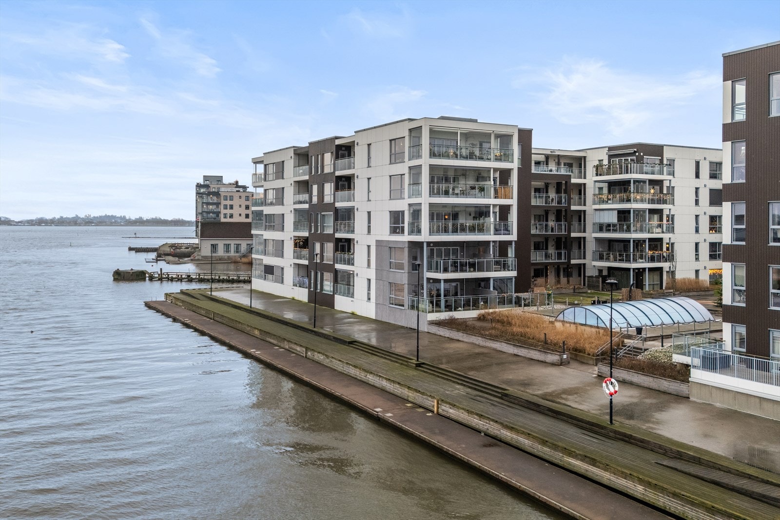 Leiligheten ligger direkte på bryggekanten! Galleribilde