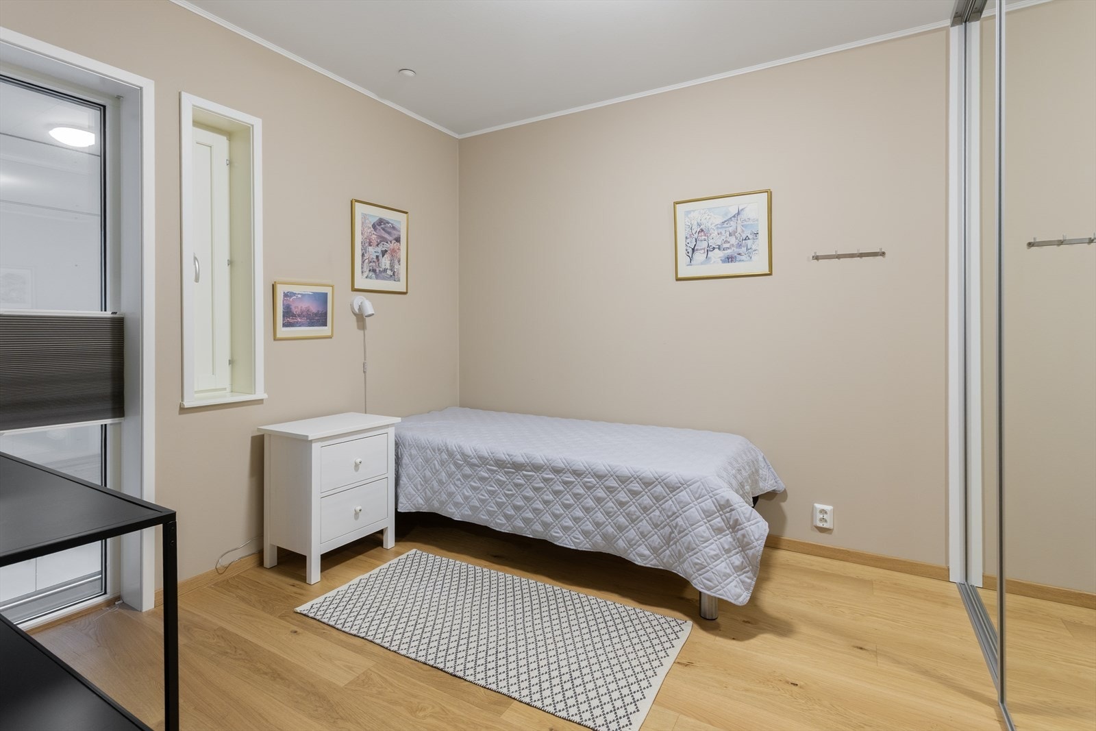 Her er det også plass til arbeidsbord hvis ønskelig. Bred skyvedørsgarderobe med takhøye speildører gir massevis av god oppbevaringsplass. Galleribilde