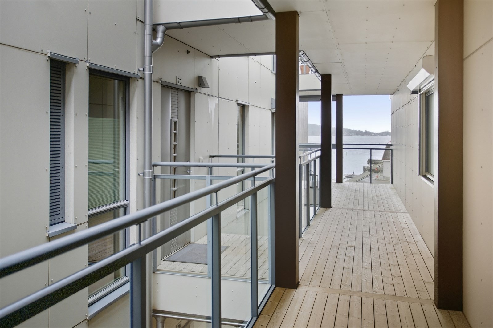 Leilighetens inngang ligger i kort avstand fra trappehus m/heis. Galleribilde