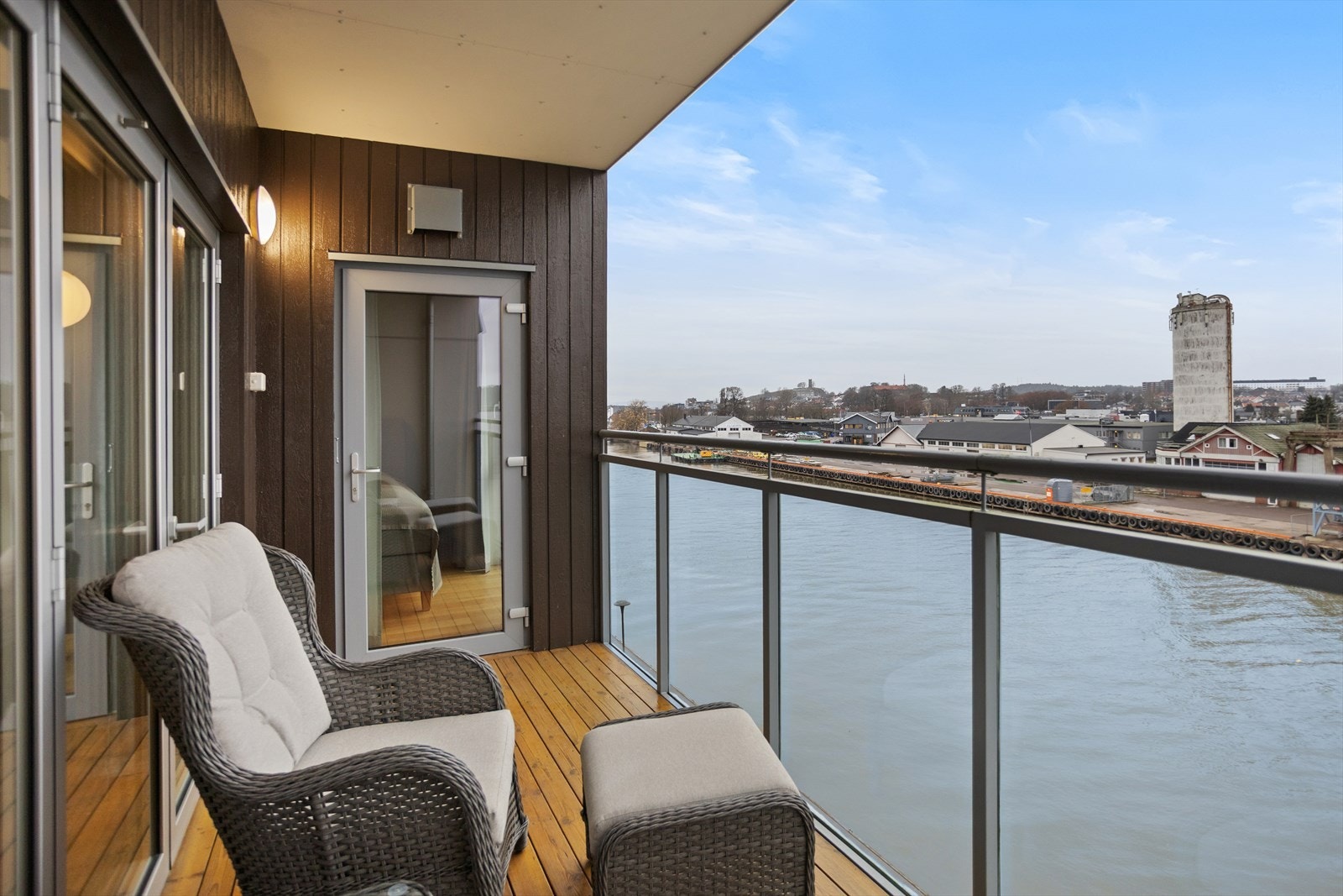 Leiligheten har overbygget og svært usjenert balkong rett ut mot Kanalen - en fantastisk plassering. Galleribilde