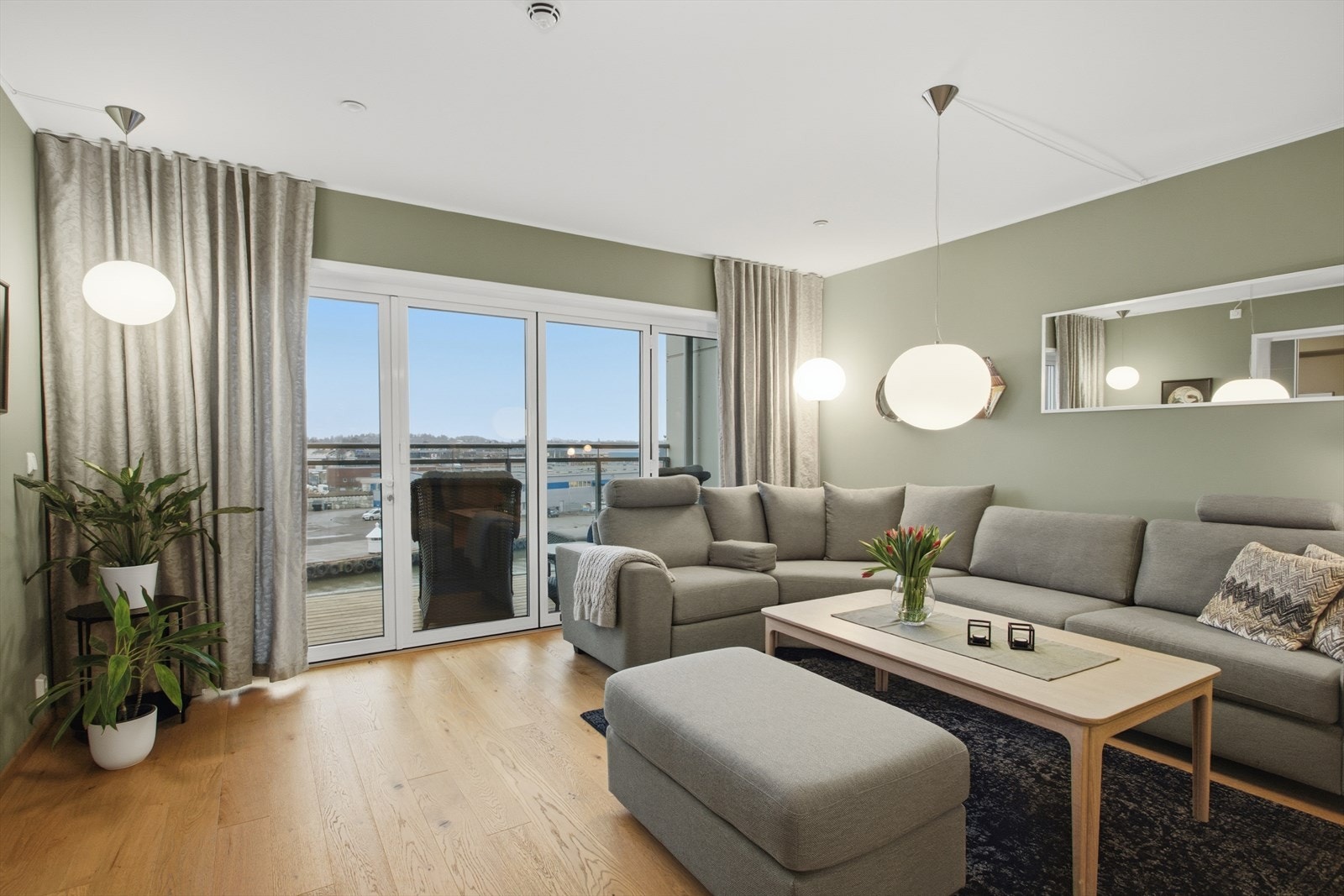 Alle innervegger i leiligheten har malte overflater med malte gipsvegger, malt i lune og moderne farger som samlet gir en flott helhetsopplevelse. Overliggende tapet gir bedre finish og mer slitestyrke til veggene. Galleribilde