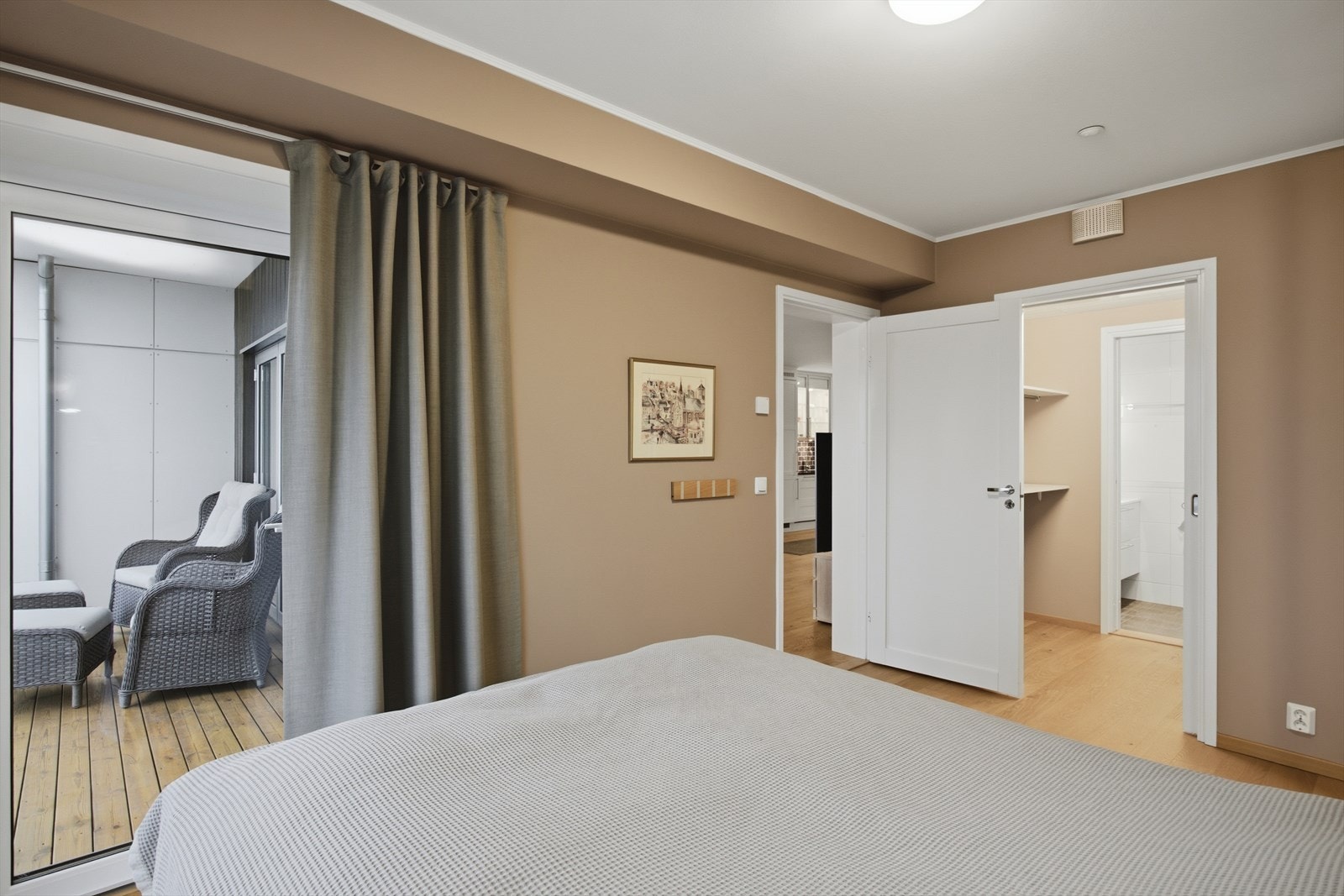 Verandadøren tar deg direkte ut til leilighetens balkong. Fra sengegavelen kan man lese en god bok og nyte det koslige båt-/sjølivet som utspiller seg rett utenfor leiligheten. Galleribilde