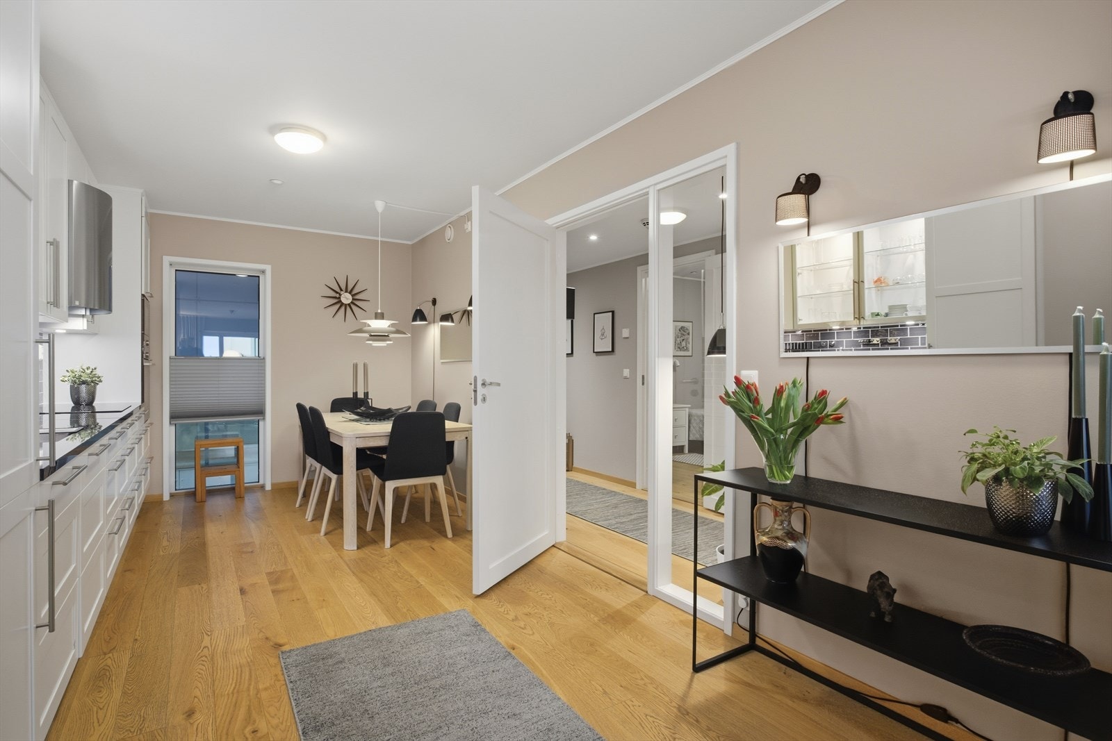 Hvitevarer fra Siemens med helintegrert oppvaskmaskin, separat induksjon steketopp innfelt i benkeplate, stekeovn, mikrobølgeovn i høyskap og integrert kjøle- og fryseskap. Galleribilde