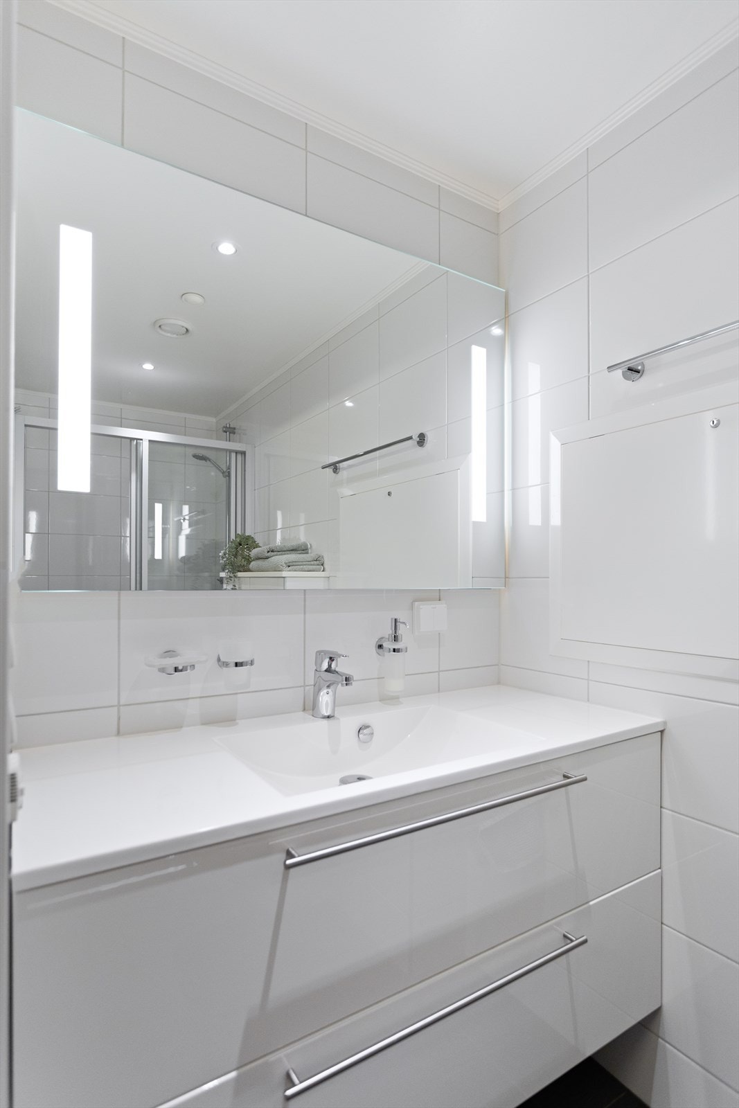 Baderomsinnredning hvor servantskap på begge bad har kolonialskuffer i hvit utførelse fra Arens med doble kolonialskuffer. Galleribilde