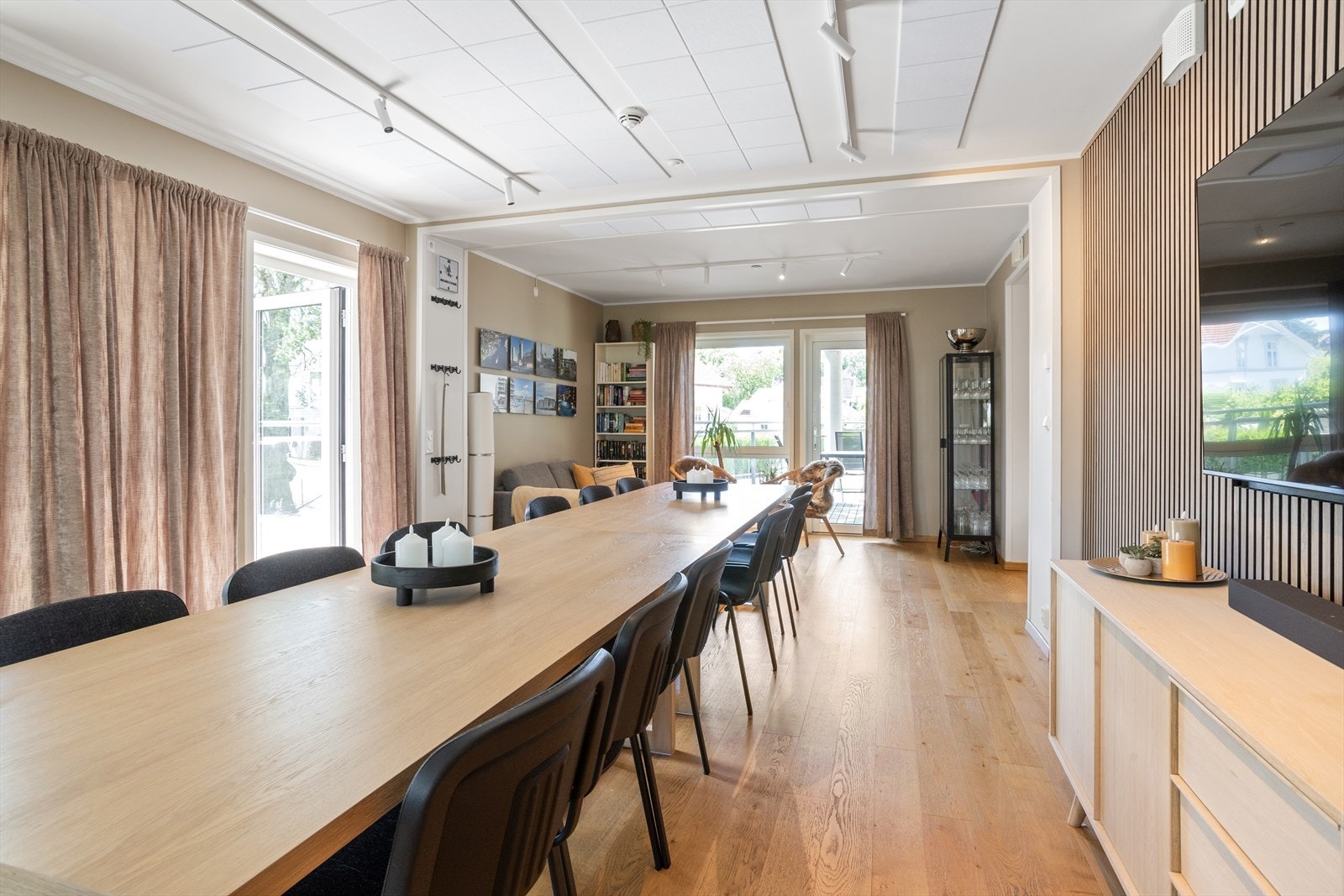 Dette rommet kan også leies som selskapslokale. Lokalet er innredet med bord-/stoler for 22 personer og er et rom hvor også beboerne kan møtes for sosial omgang. Galleribilde