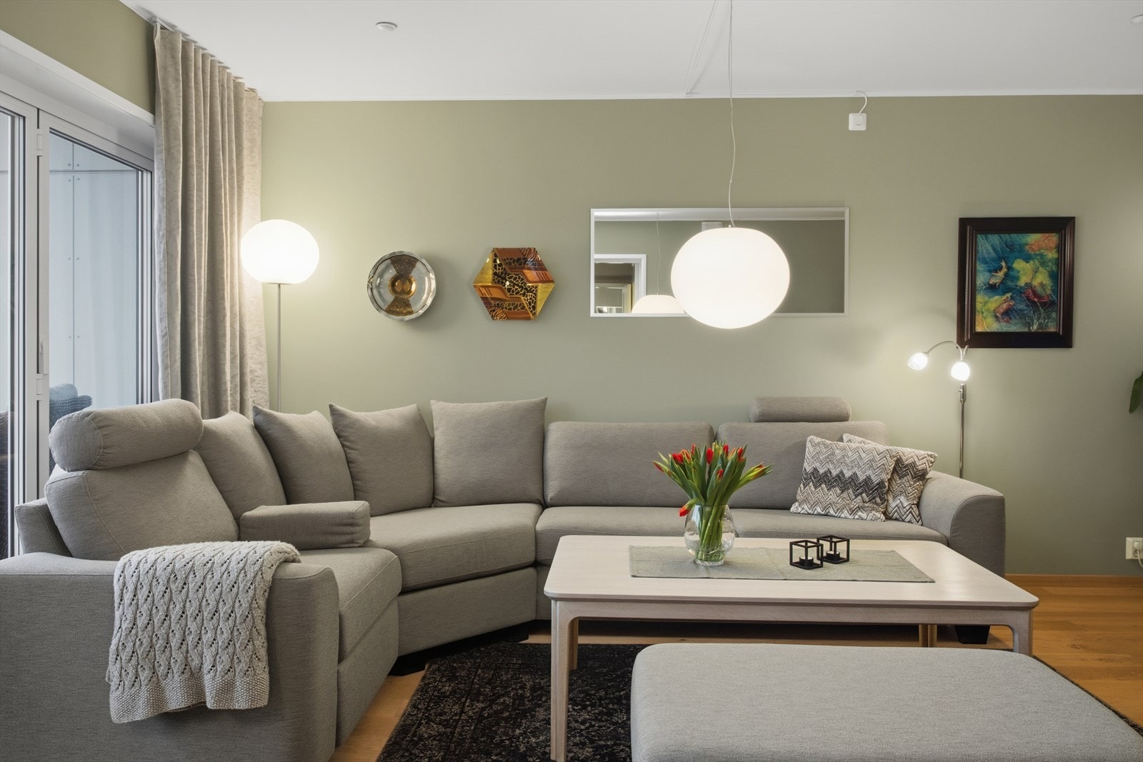 Leiligheten har en del påkostede taklamper og vegglamper som normalt ikke medfølger med disse følger leiligheten. Galleribilde