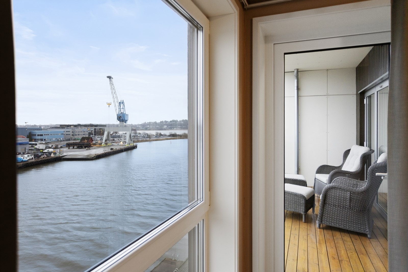 Vinduene ut mot Kanalen er ført helt ned til gulvet. Verandadøren tar deg direkte ut til leilighetens balkong. Fra sengegavelen kan man lese en god bok og nyte det koslige båt-/sjølivet som utspiller seg rett utenfor leiligheten. Galleribilde