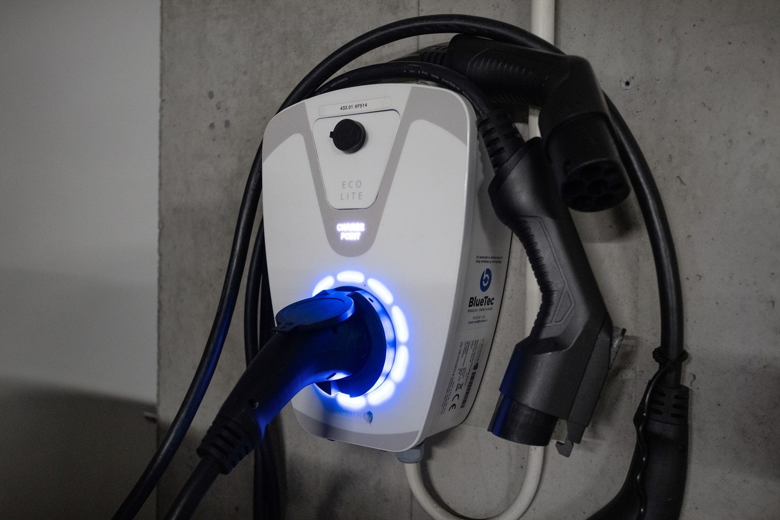 Det er mulighet for å installere el-bil lader på garasjeplassen (illustrasjonsbilde fra annen plass i bygget). Galleribilde