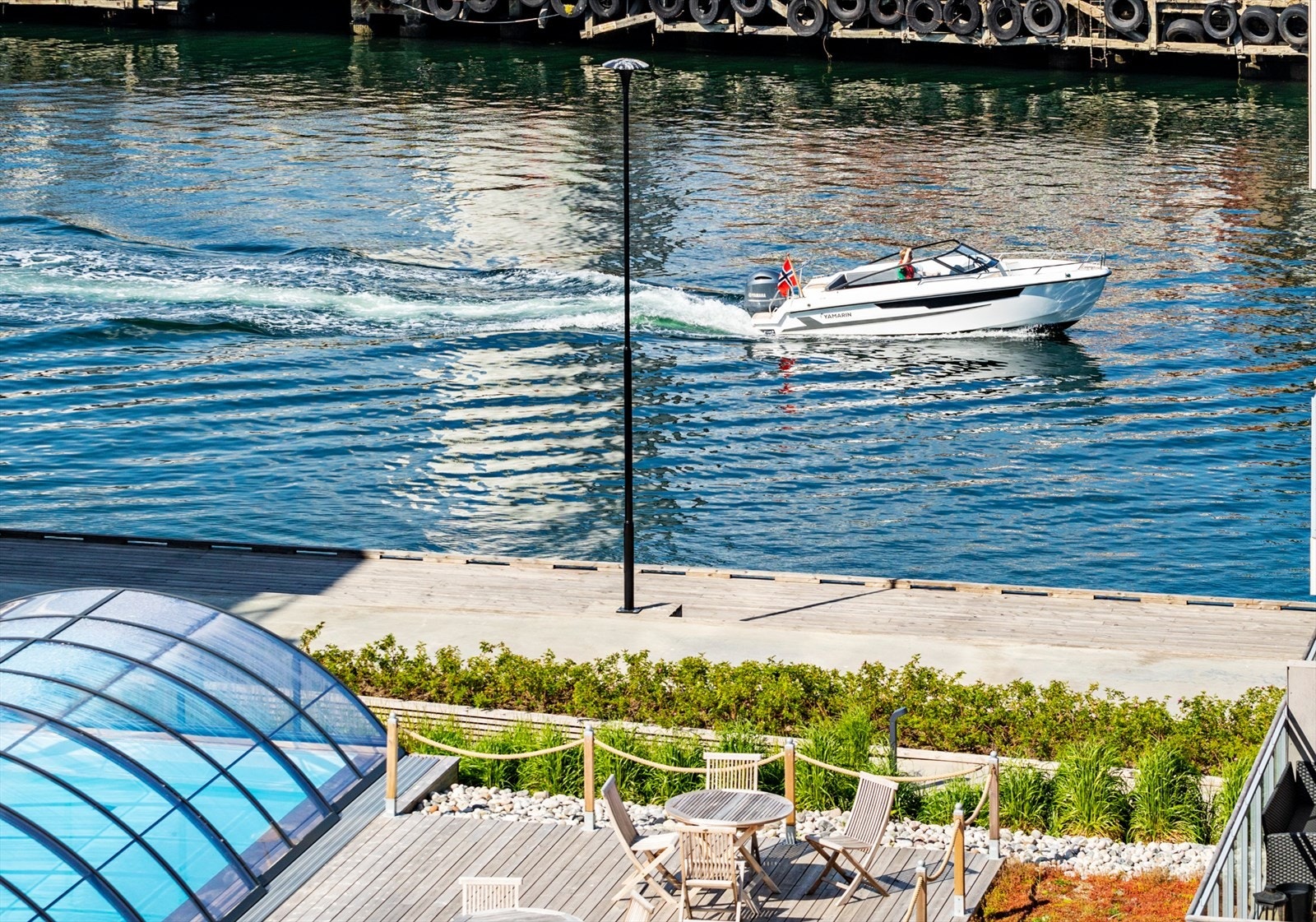 Svømmebassenget strekker seg ut mot Kanalen! Galleribilde