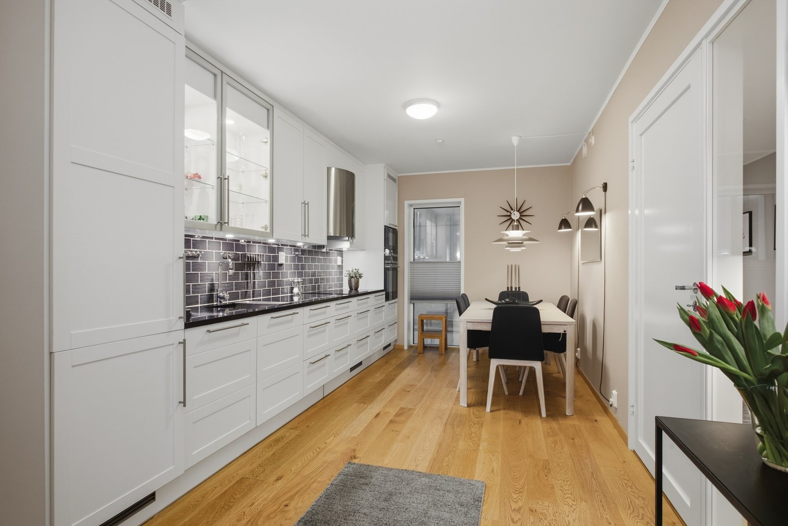 Leiligheten er innredet med et moderne, men likevel klassisk og stilrent kjøkken med blant annet hvitevarer av høy kvalitet og lekre benkeplater av stein. Galleribilde