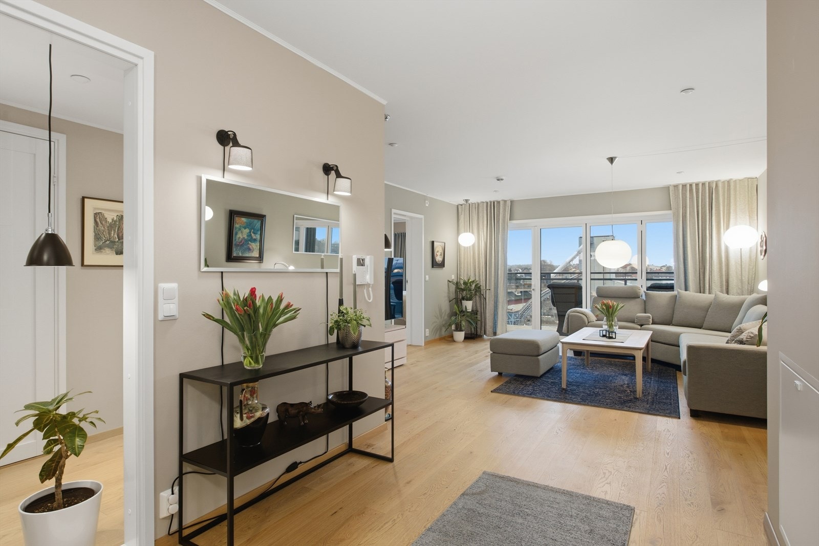 Den vannbårne gulvvarmen ligger i alle gulv innvendig i leiligheten (baderom har varmekabler). Tenk deg hvor deilig det er å alltid ha varme gulv - i tillegg slipper du varmeovner på veggene og står mer fritt til plassering av møbler. Galleribilde