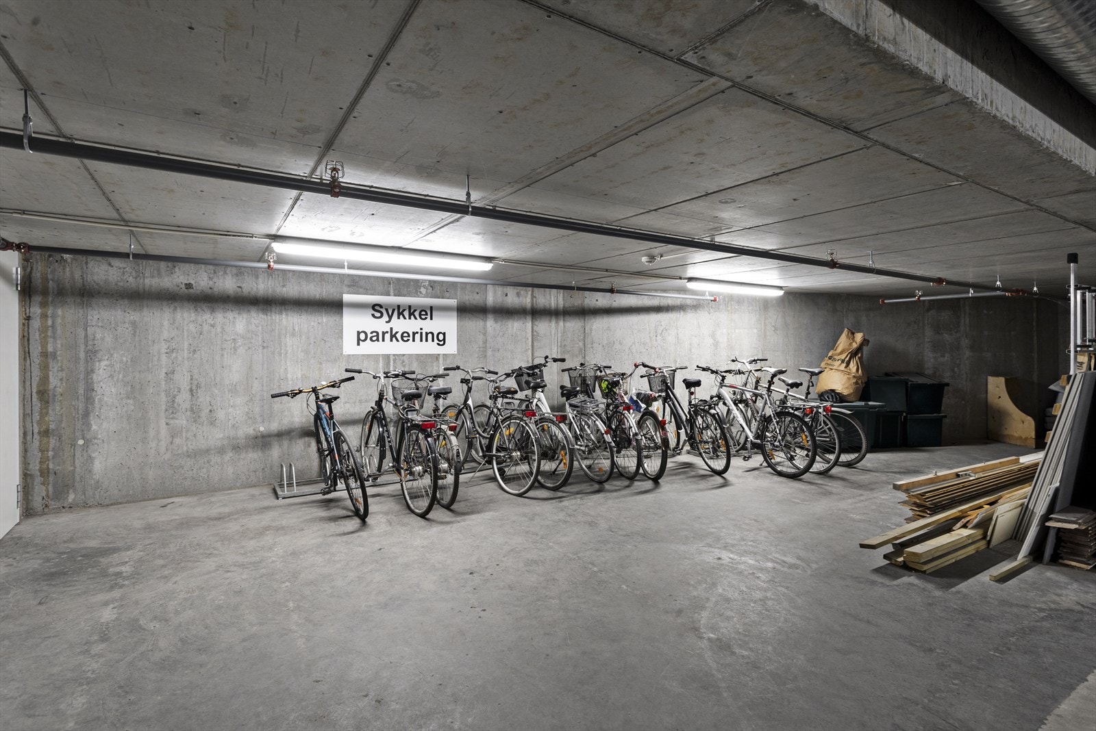 I parkeringshuset er det en rekke soner for sykkelparkering. Galleribilde