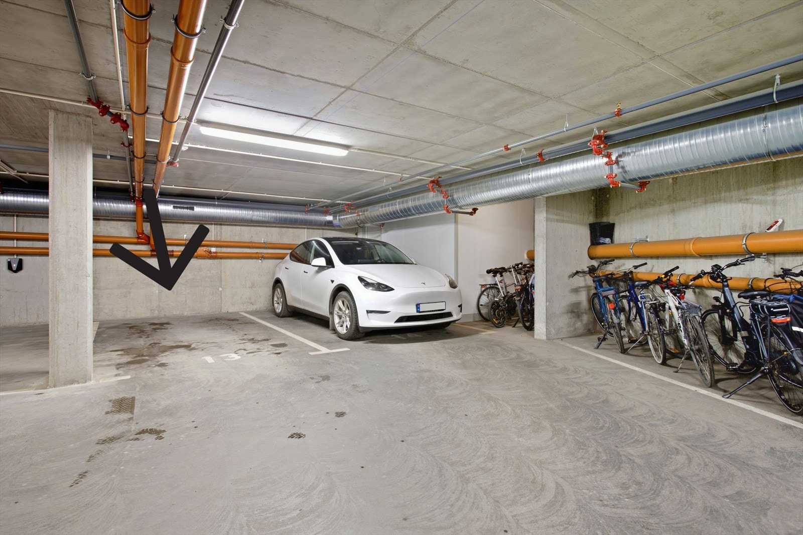 Leiligheten disponerer 1. stk. garasjeplass i byggets P-hus. Se punktet "parkering" for ytterligere beskrivelse og betingelser. Galleribilde