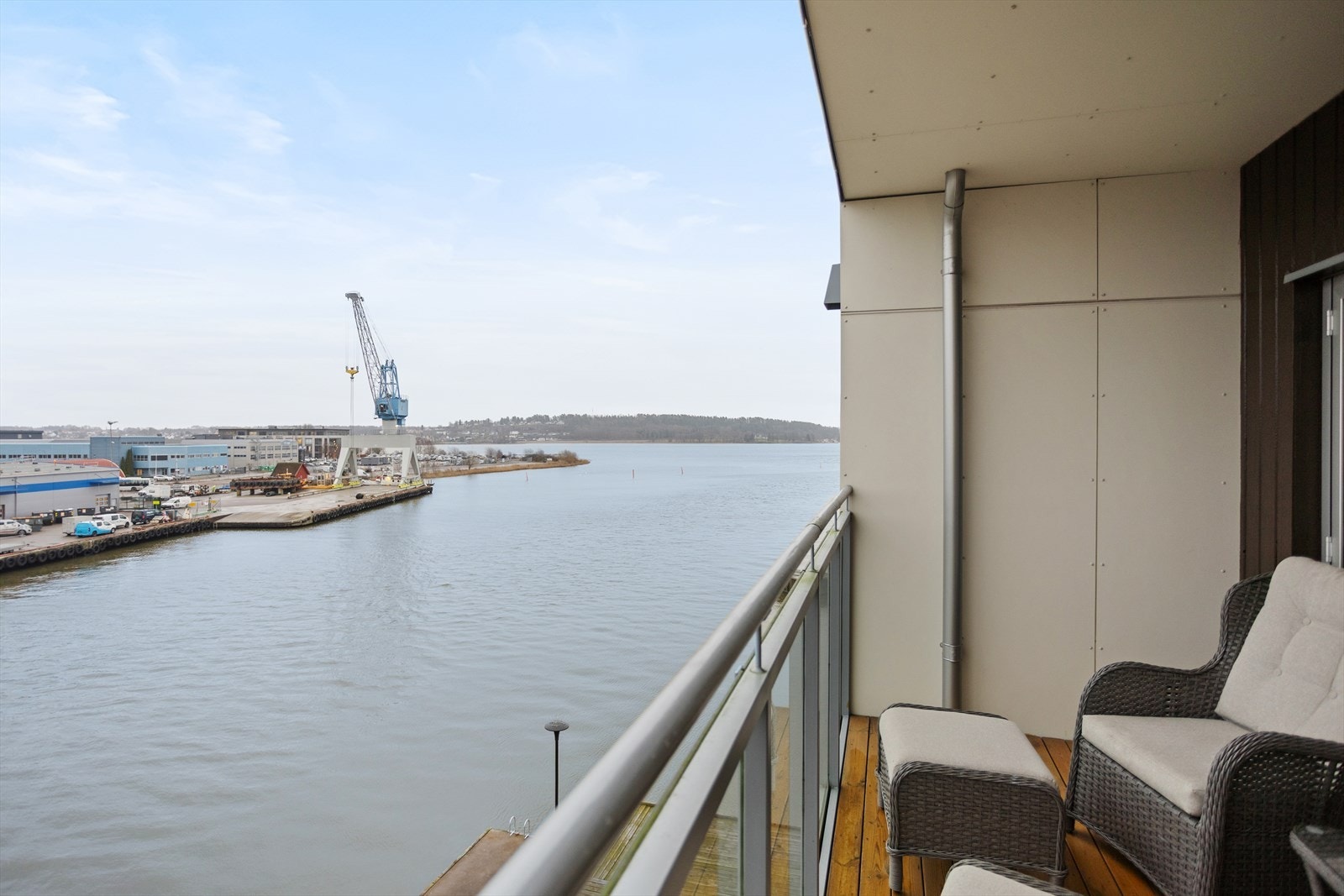 Uteplassen er lun takket være den inntrukne løsningen med sidevegger på hver side. Galleribilde