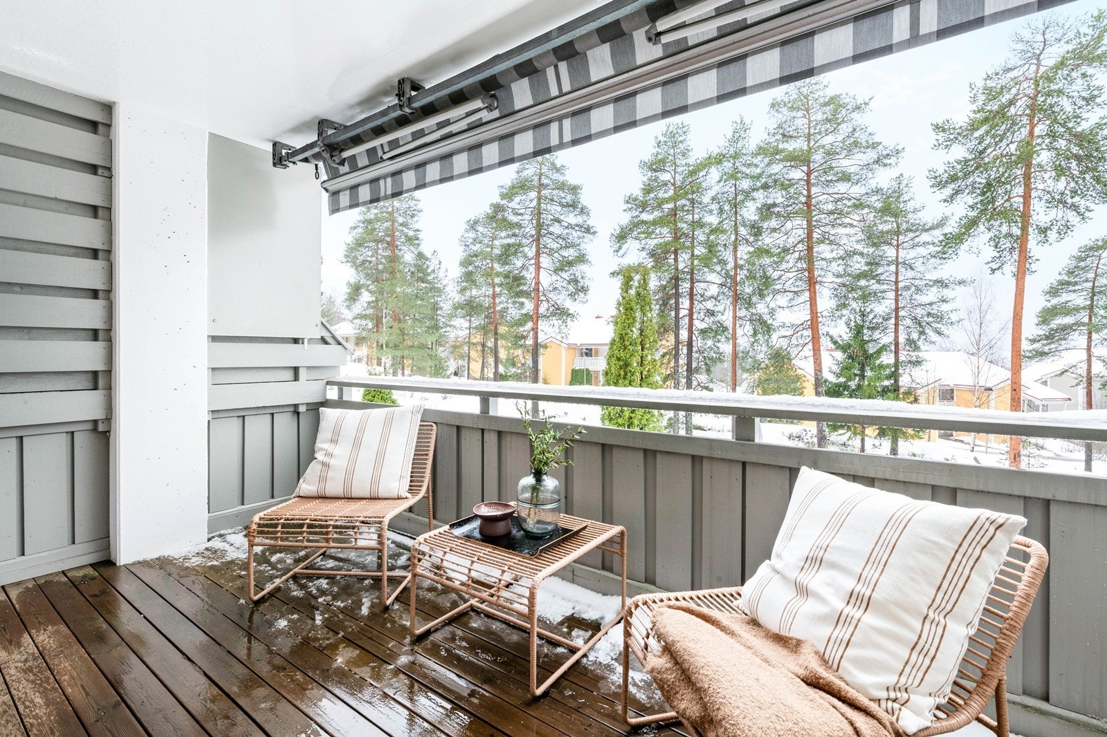 Balkong med markise - utsyn over fellesarealer og natur Galleribilde