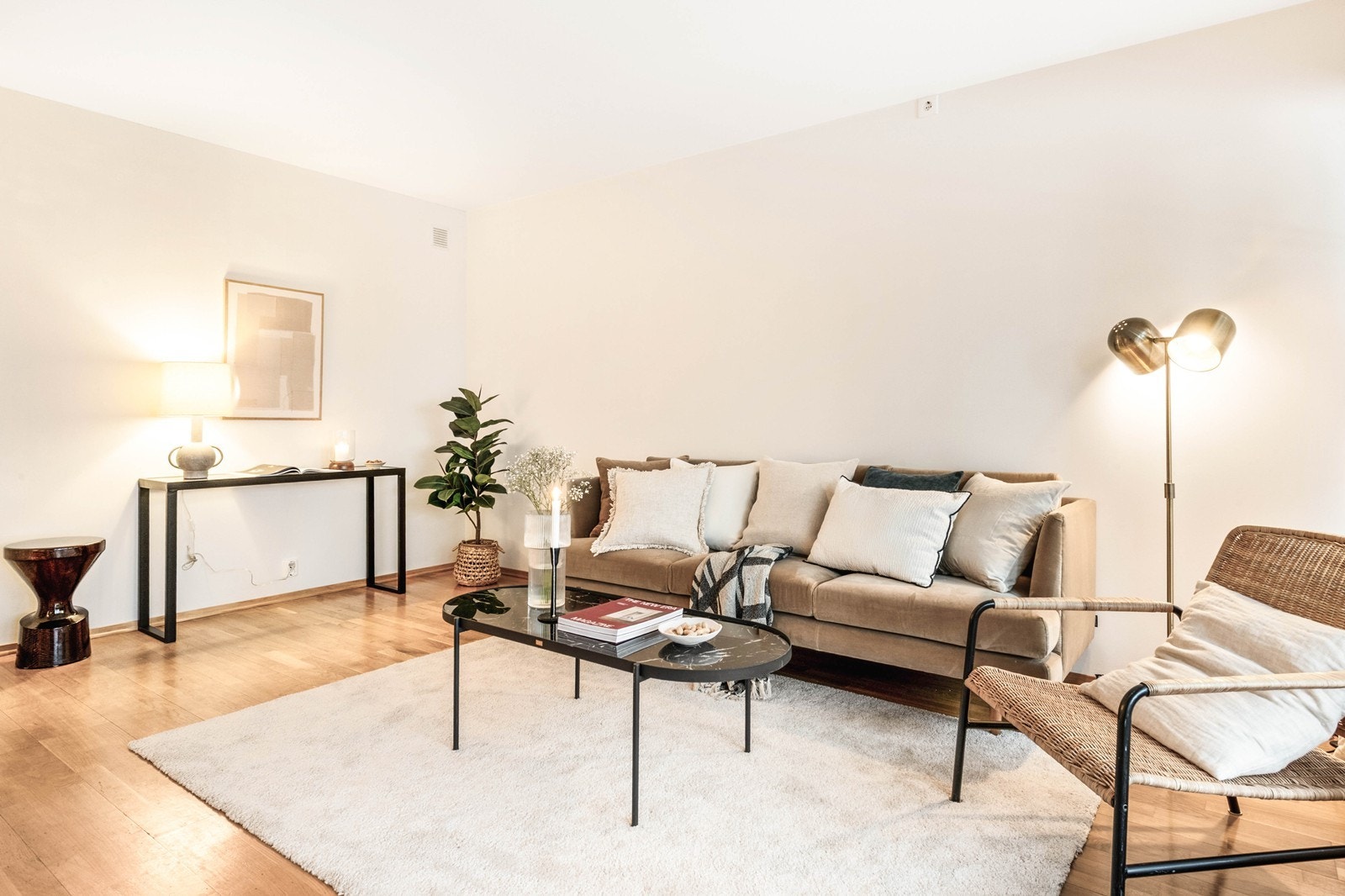 Luftespalte fra kontor/alkove inn mot stue på vegg til høyre for bilde på vegg Galleribilde